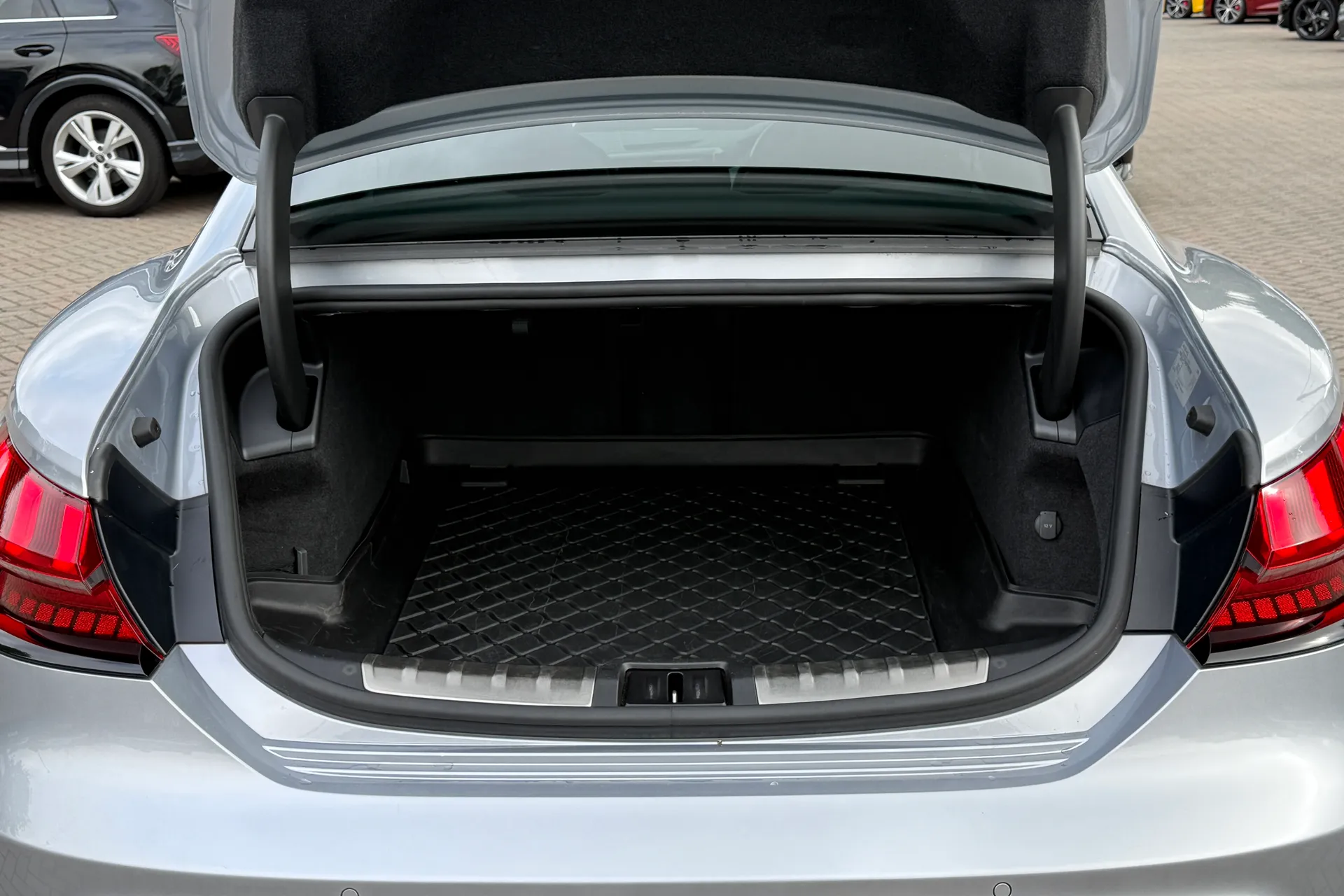 Audi e-tron GT thumbnail image number 39
