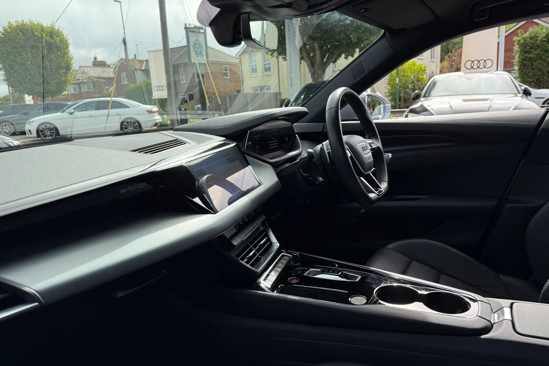 Audi e-tron GT thumbnail image number 32