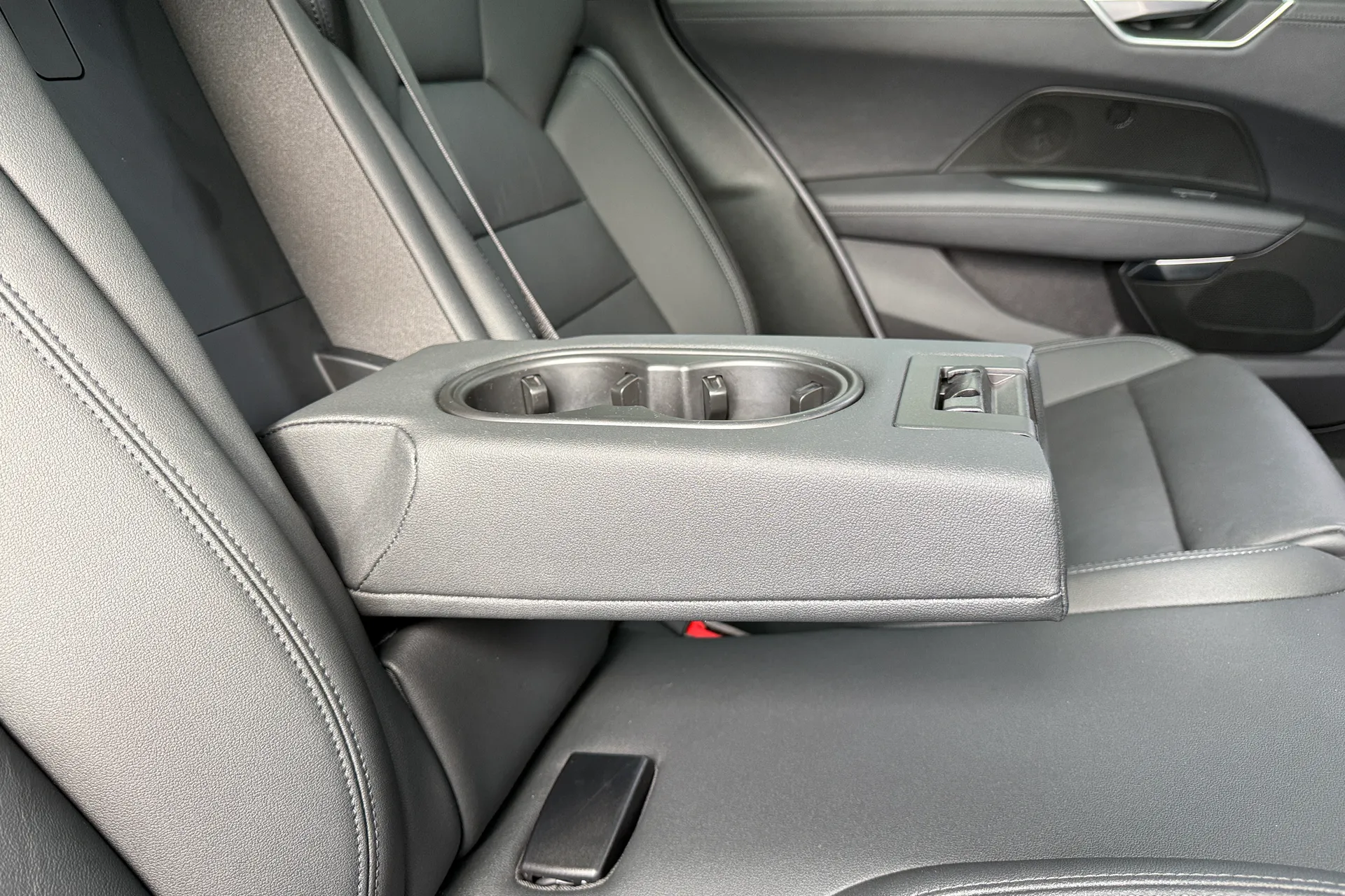 Audi e-tron GT thumbnail image number 48