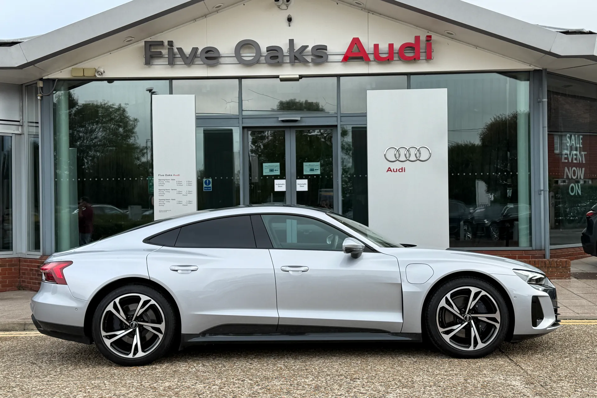 Audi e-tron GT thumbnail image number 2