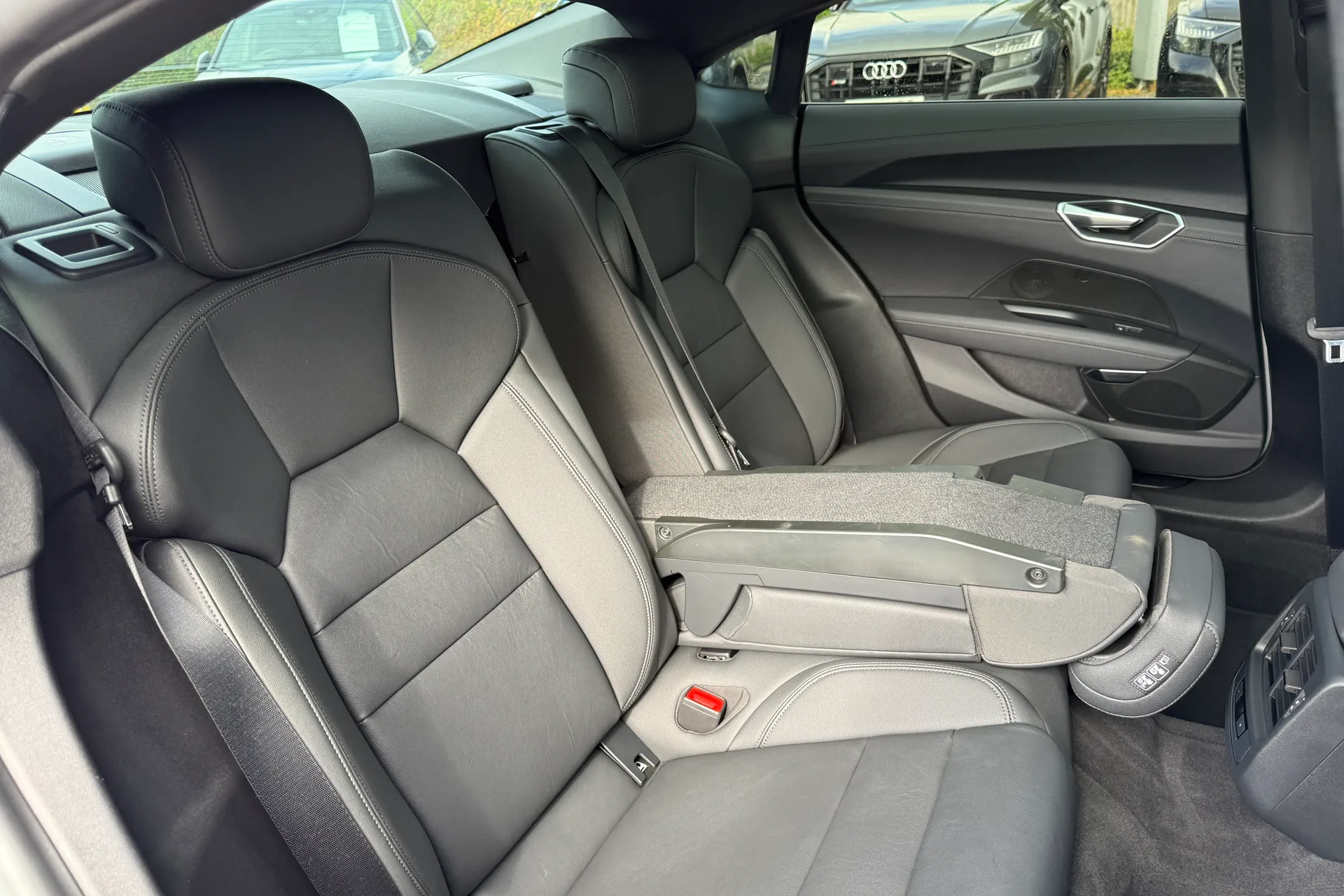 Audi e-tron GT thumbnail image number 49