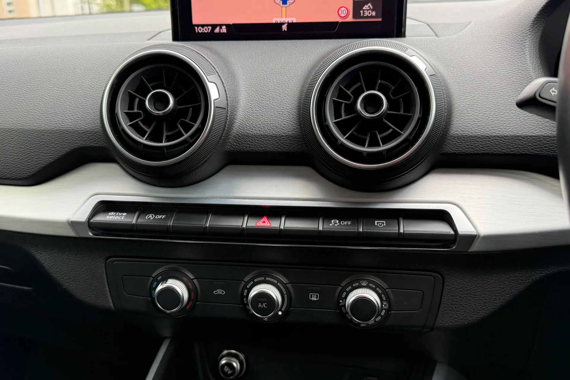 Audi Q2 thumbnail image number 18