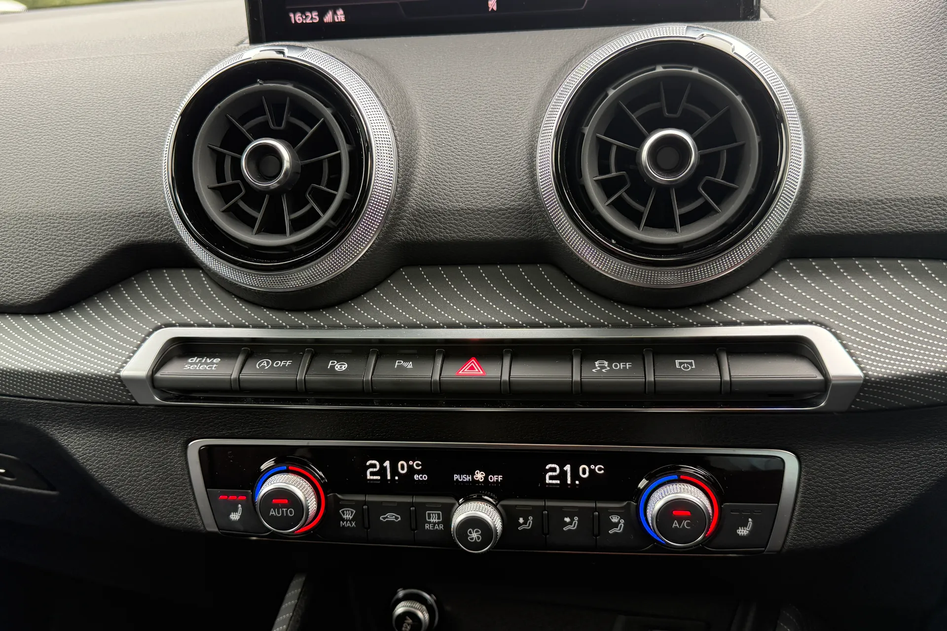 Audi Q2 thumbnail image number 20