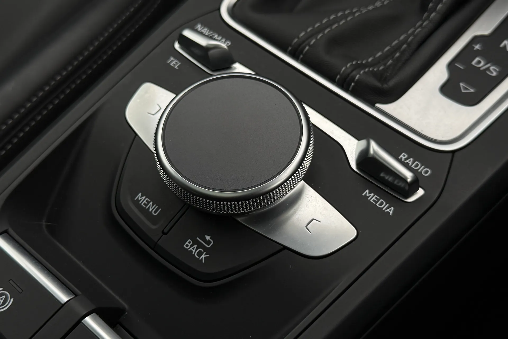 Audi Q2 thumbnail image number 16