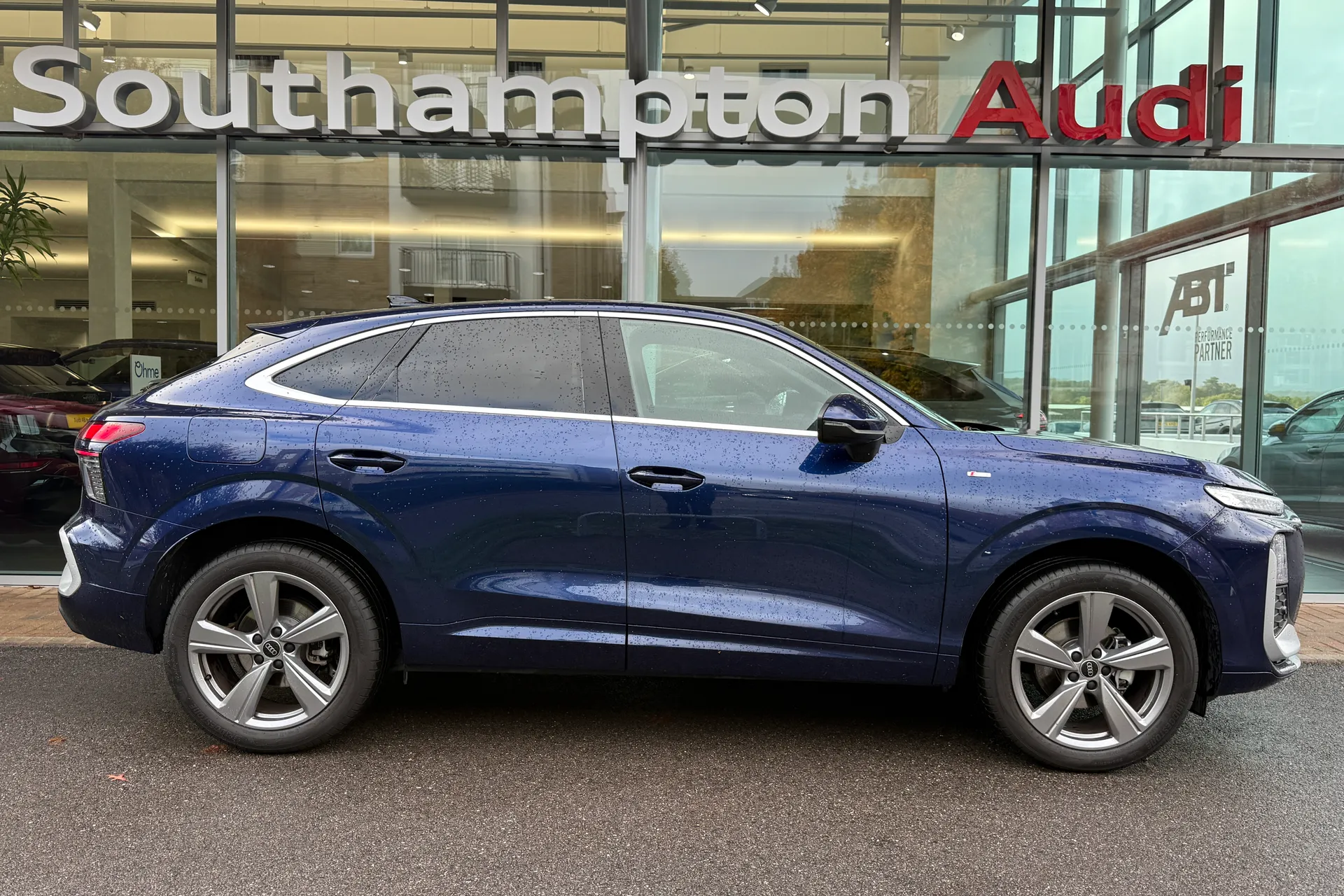 Audi Q3 thumbnail image number 2