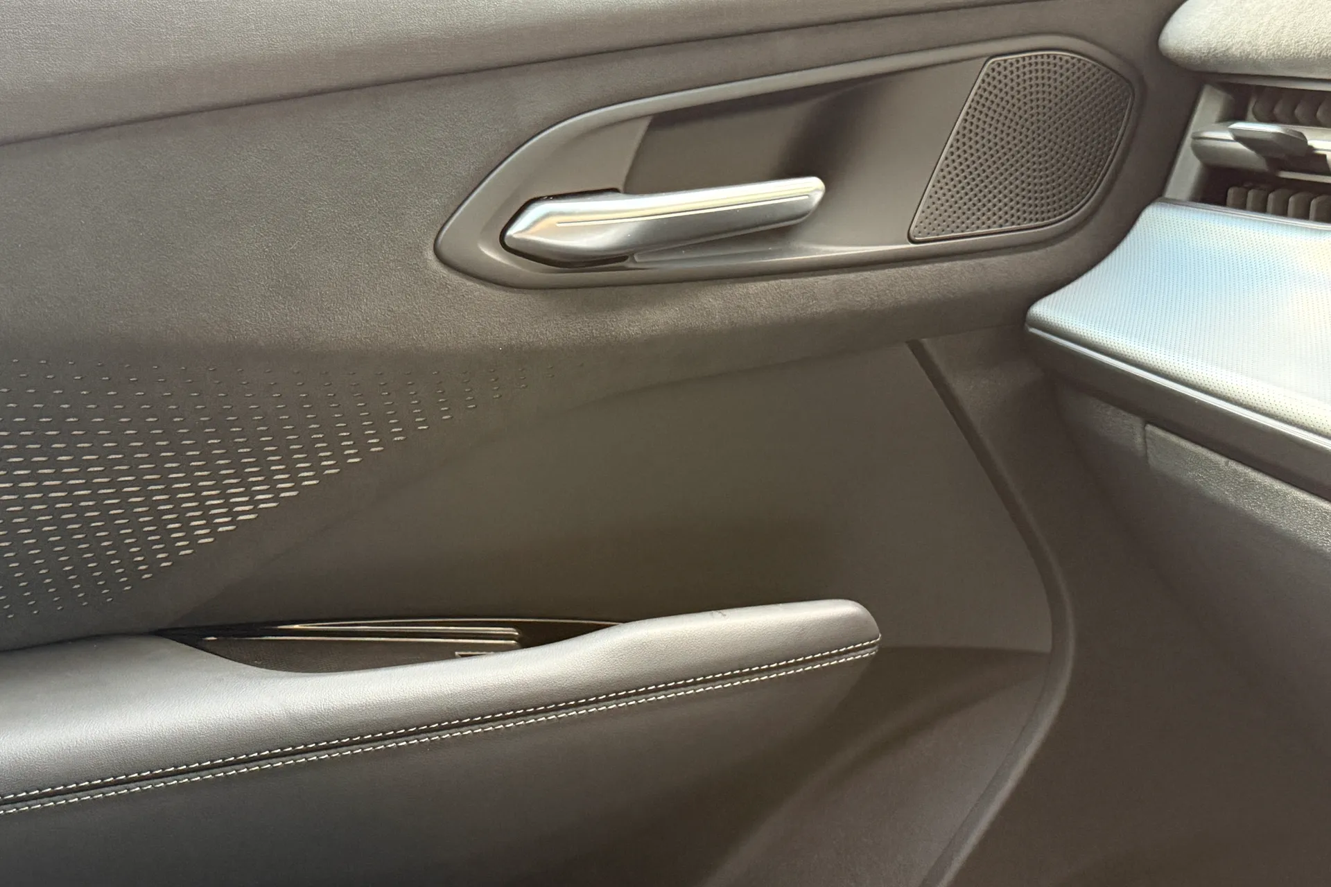 Audi Q3 thumbnail image number 21