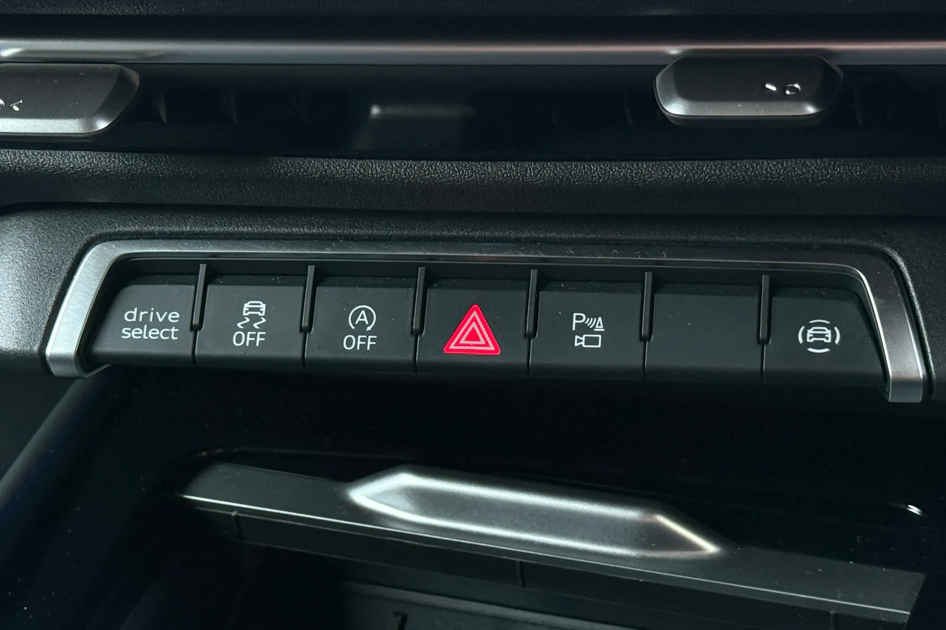 Audi Q3 thumbnail image number 24