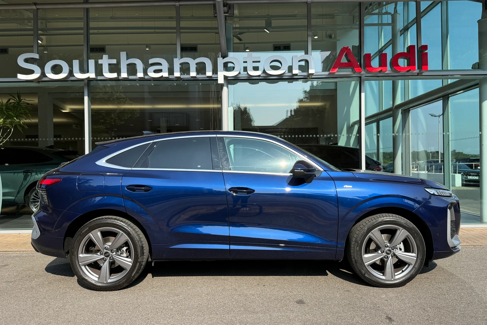 Audi Q3 thumbnail image number 4