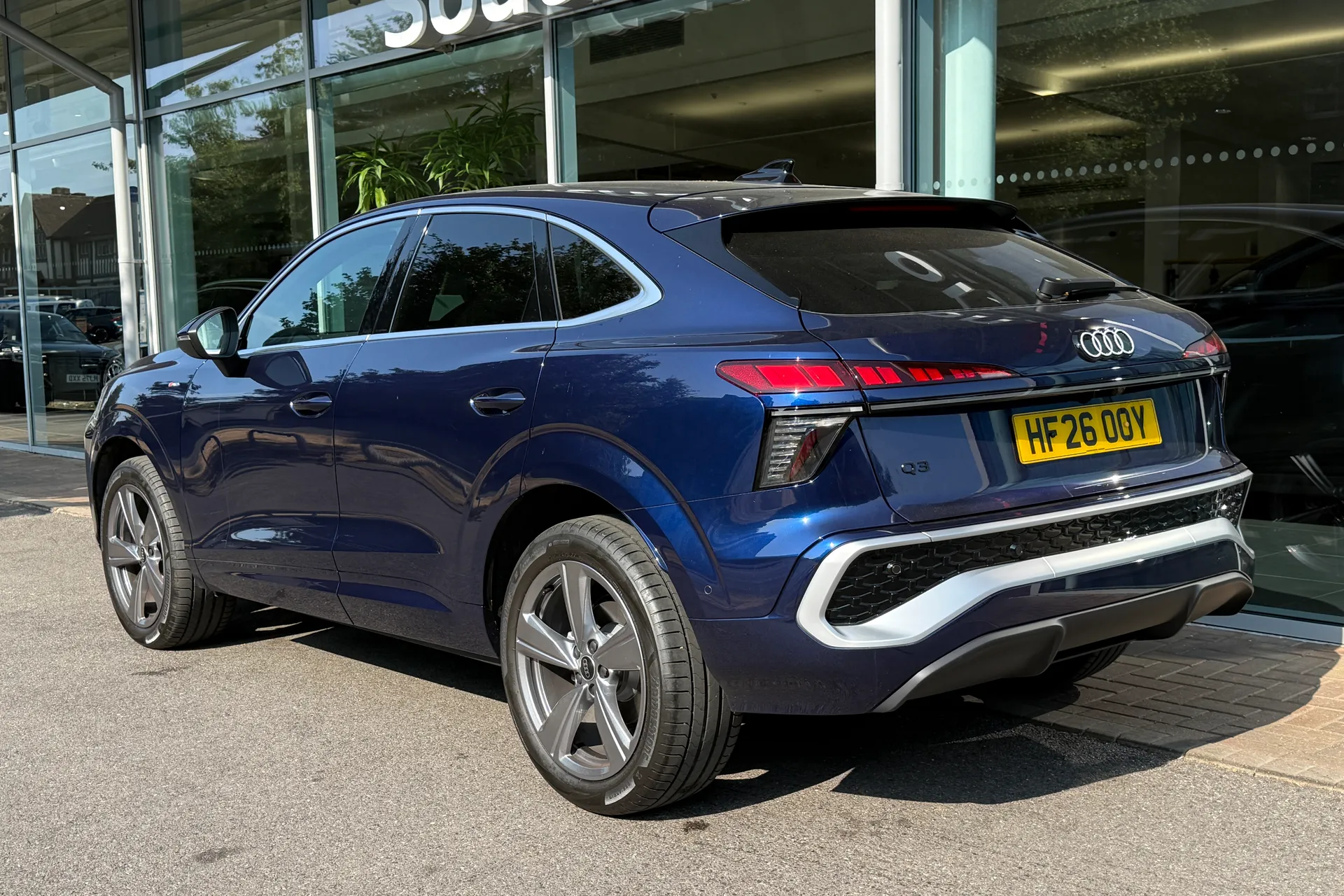 Audi Q3 thumbnail image number 3