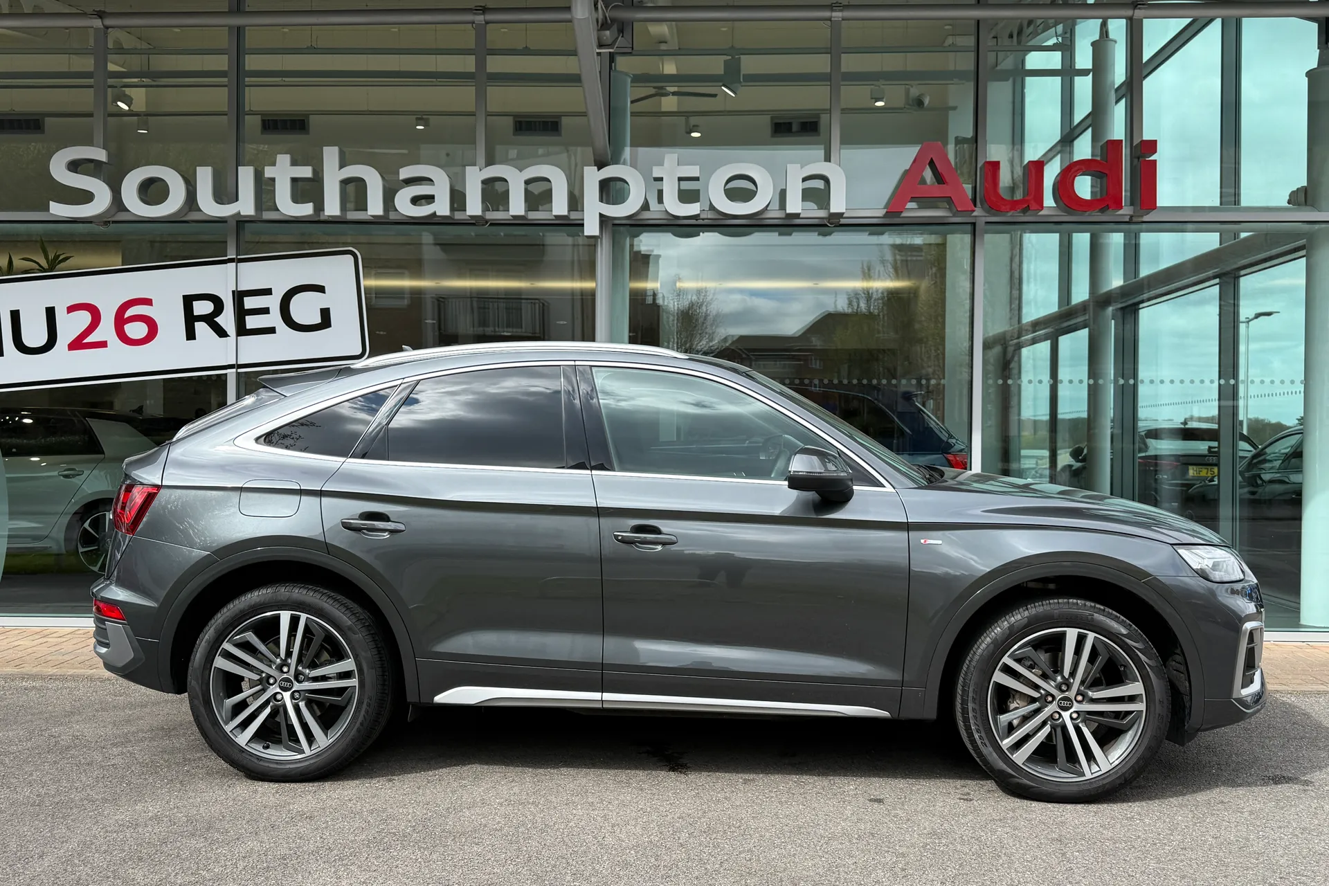 Audi Q5 thumbnail image number 2