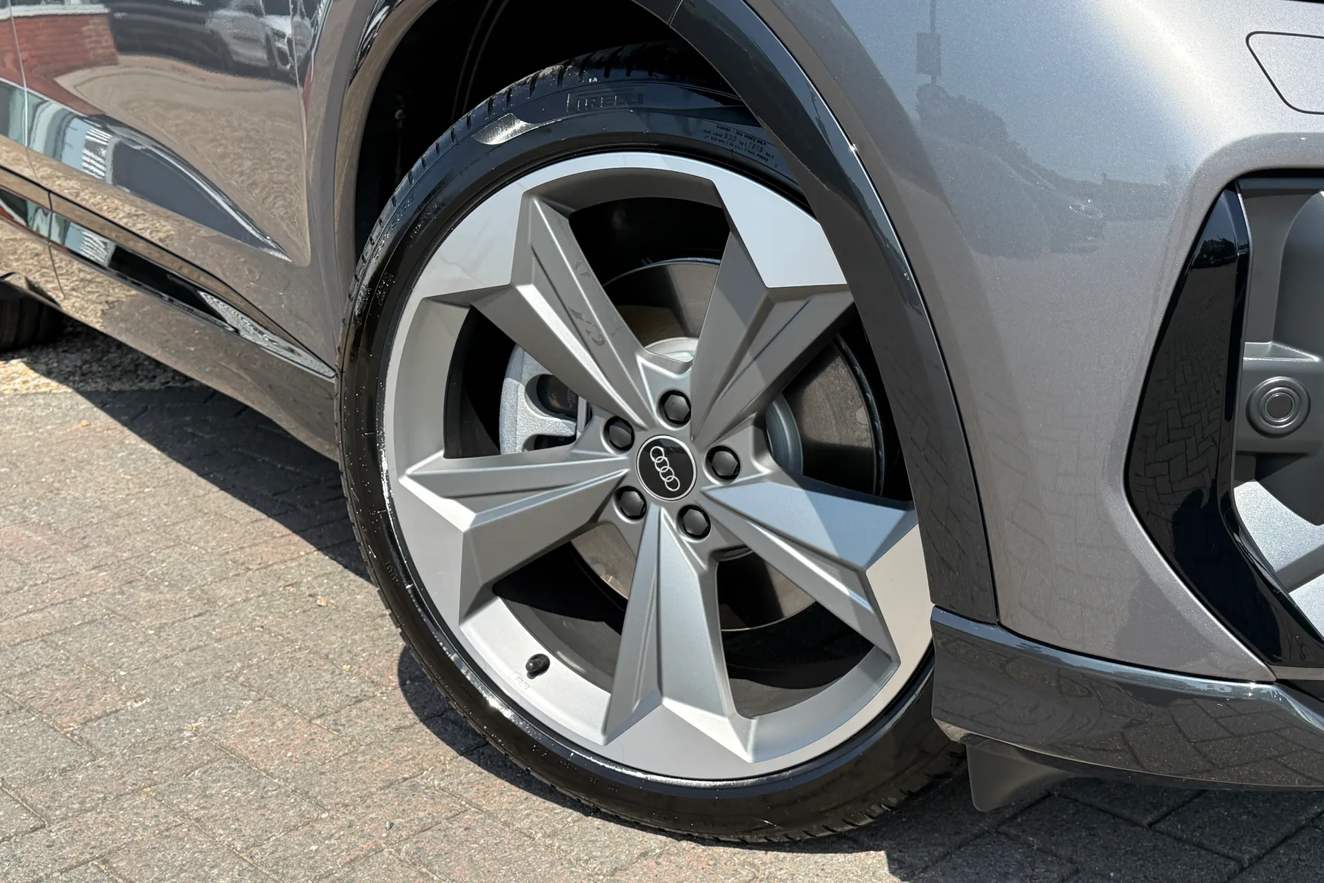 Audi Q4 thumbnail image number 7