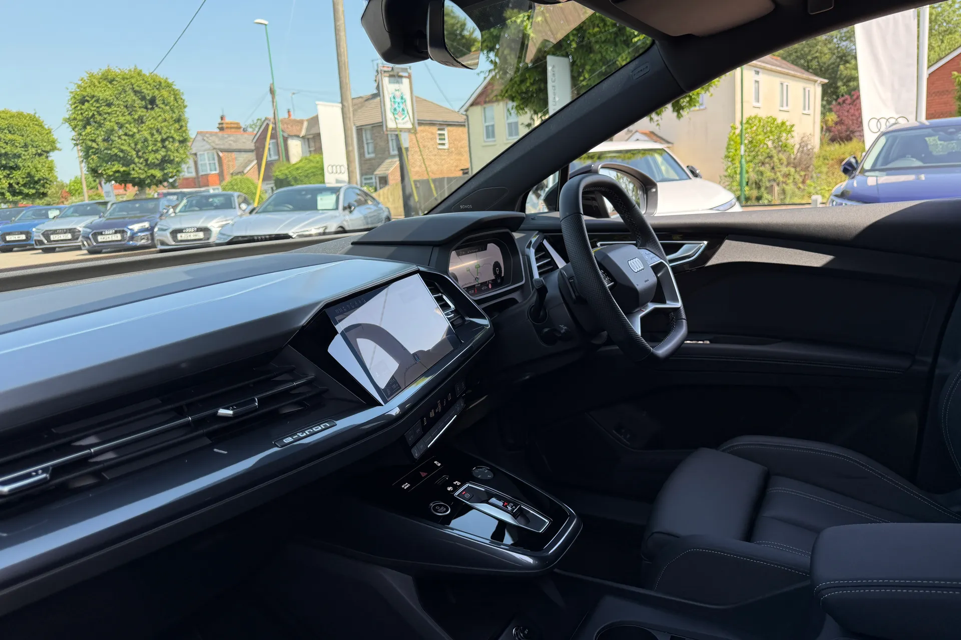 Audi Q4 thumbnail image number 32
