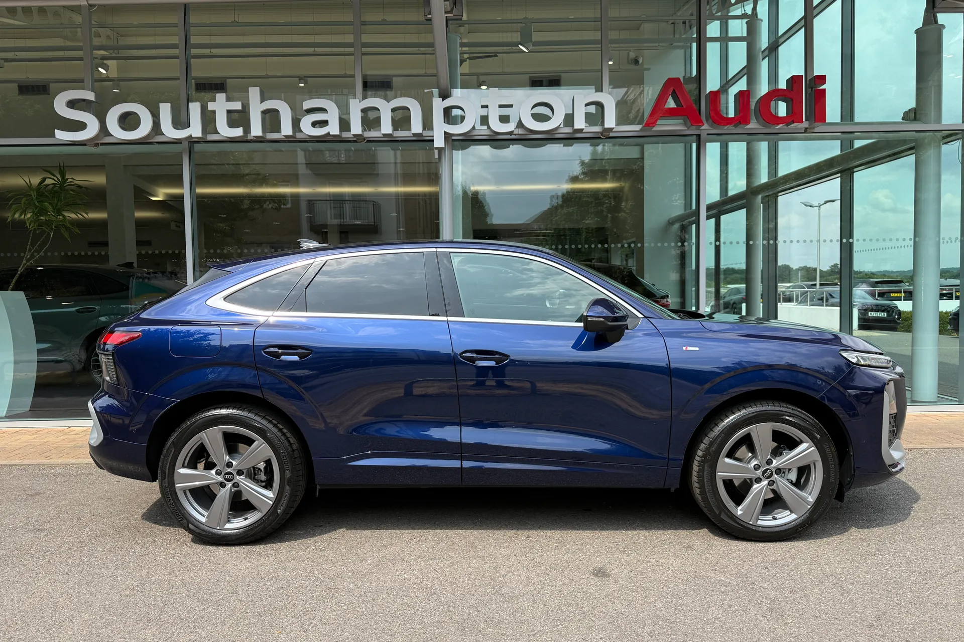 Audi Q3 thumbnail image number 4