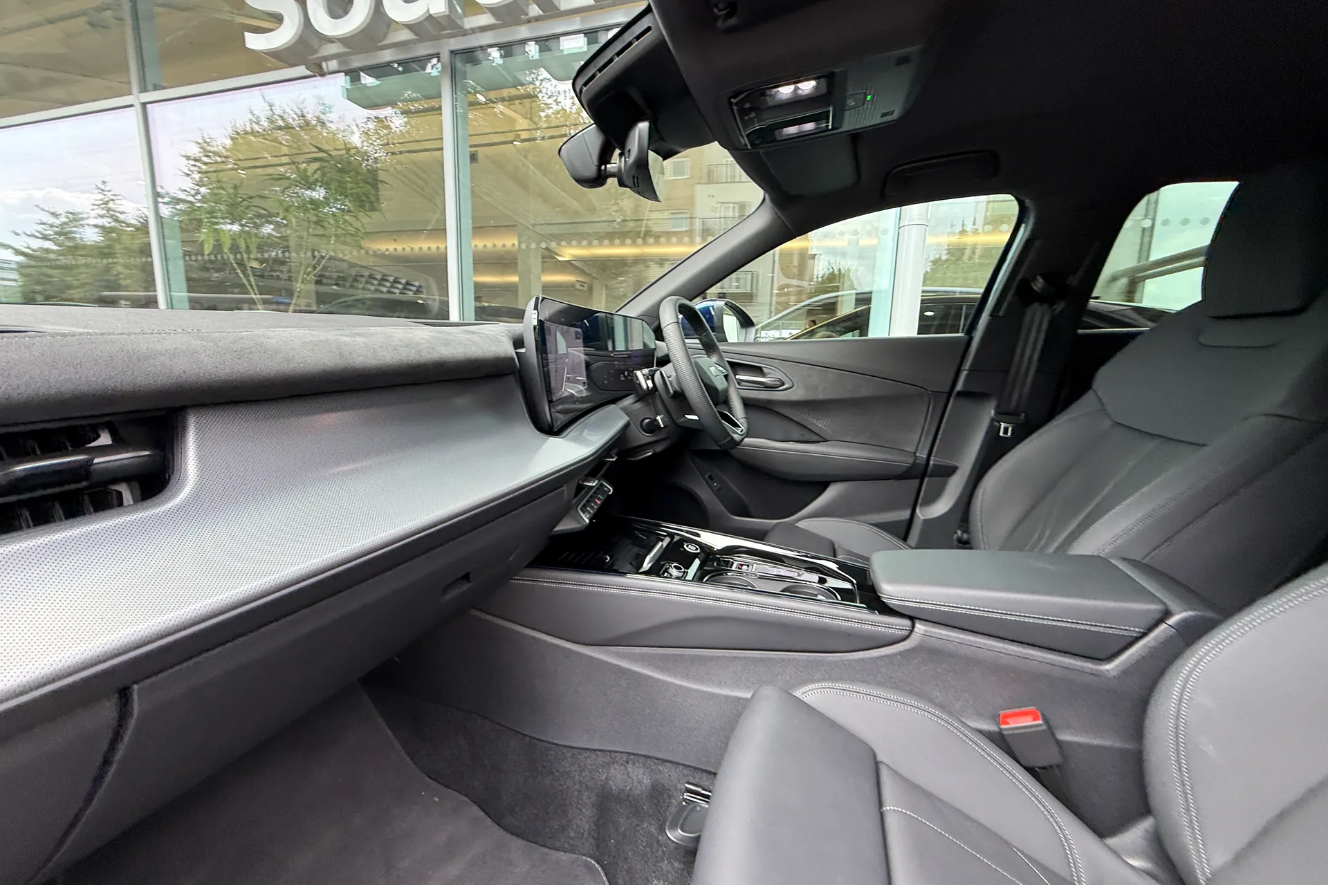 Audi Q3 thumbnail image number 2