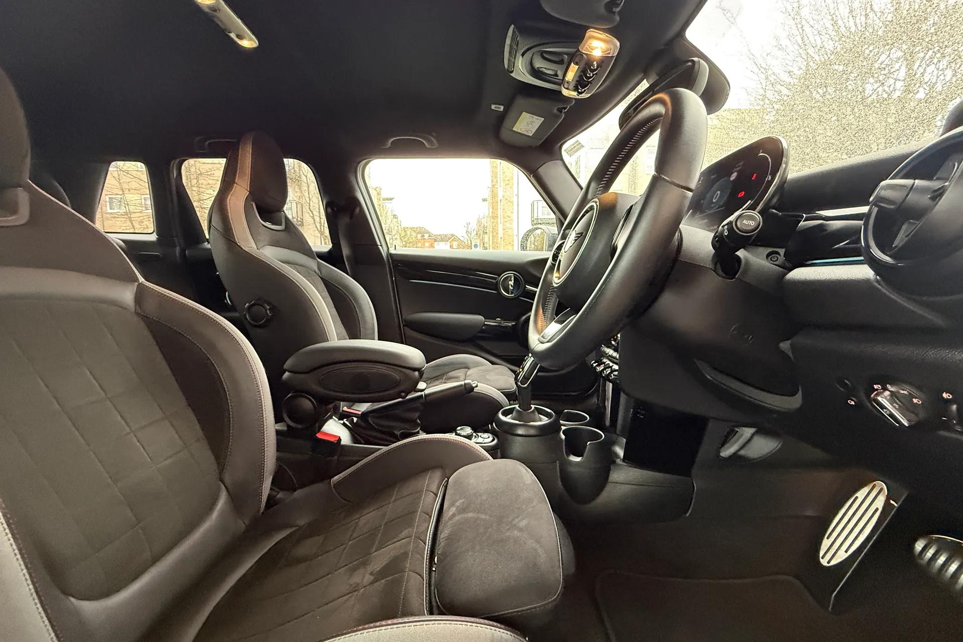 MINI HATCHBACK thumbnail image number 28