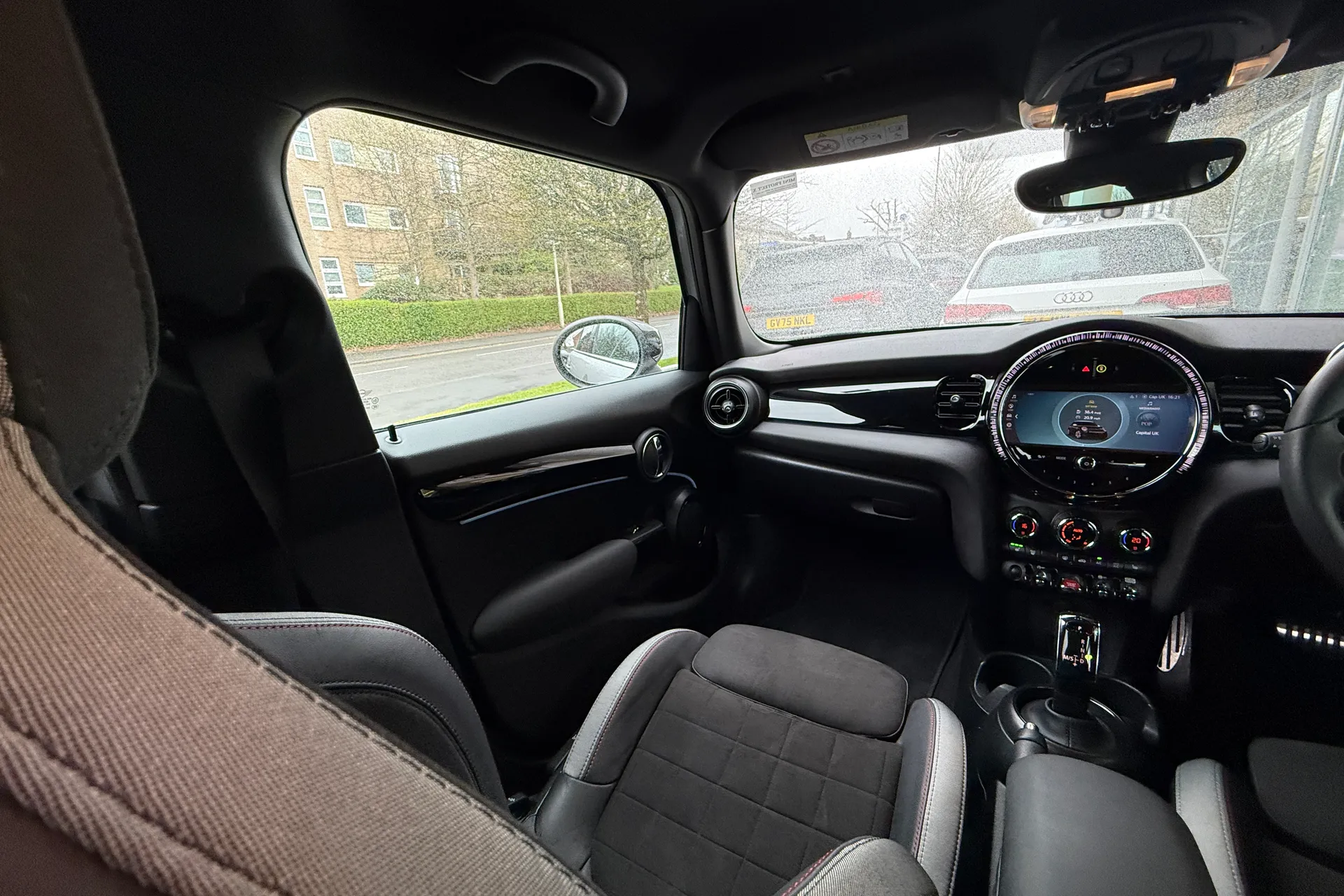 MINI HATCHBACK thumbnail image number 40