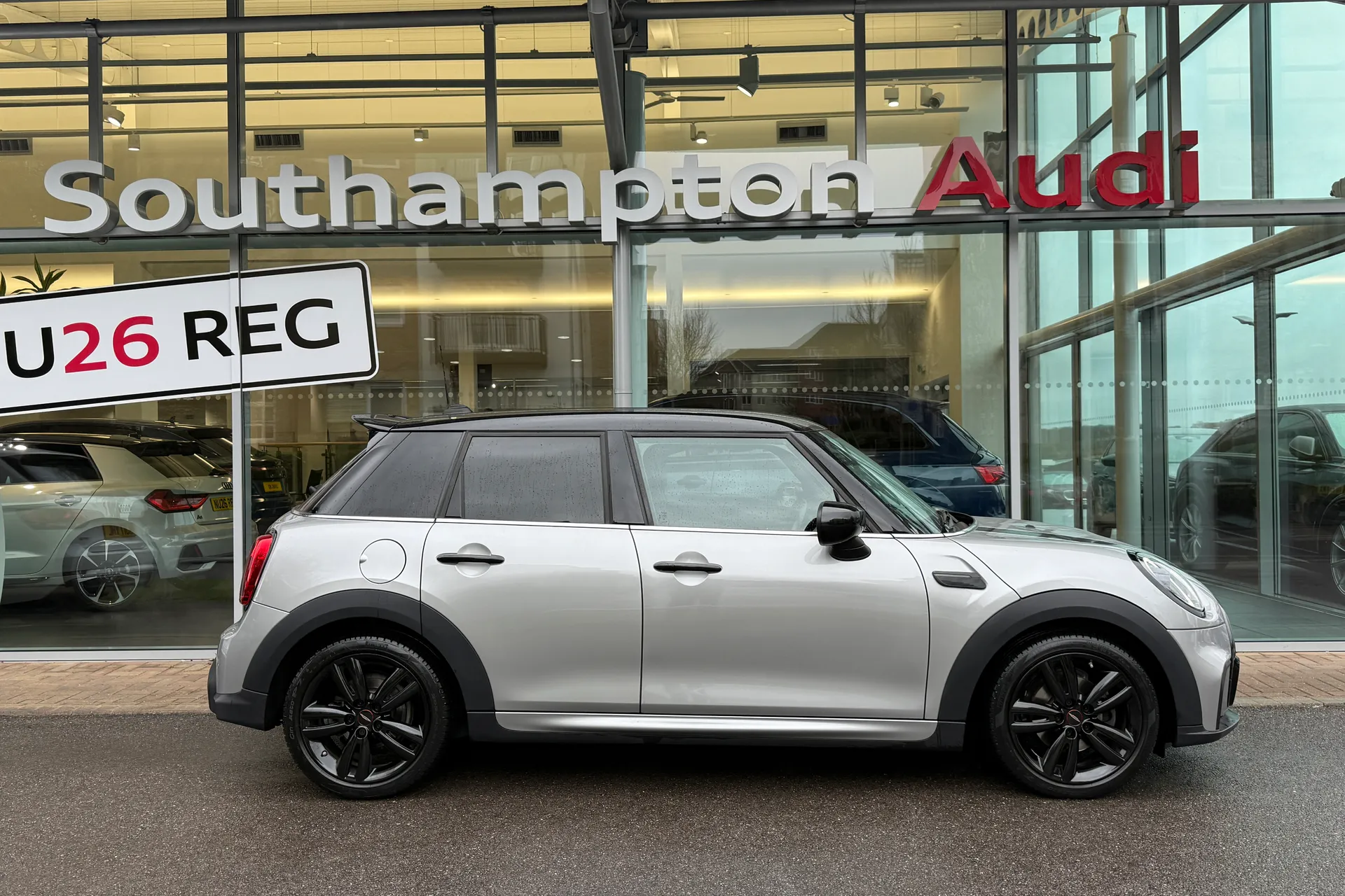 MINI HATCHBACK thumbnail image number 2