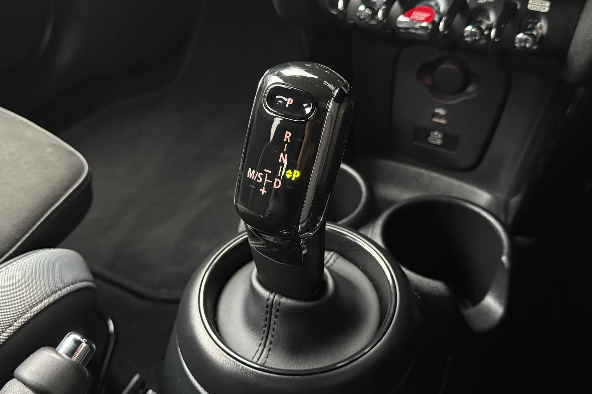 MINI HATCHBACK thumbnail image number 6