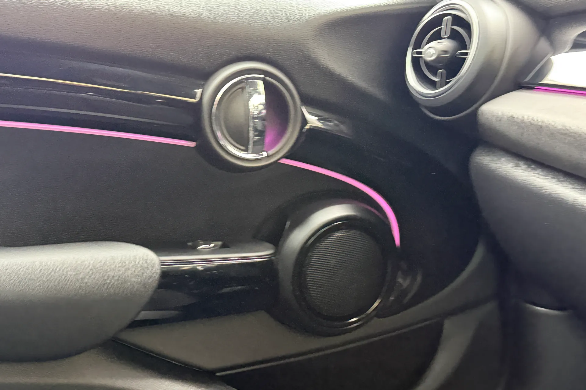 MINI HATCHBACK thumbnail image number 27