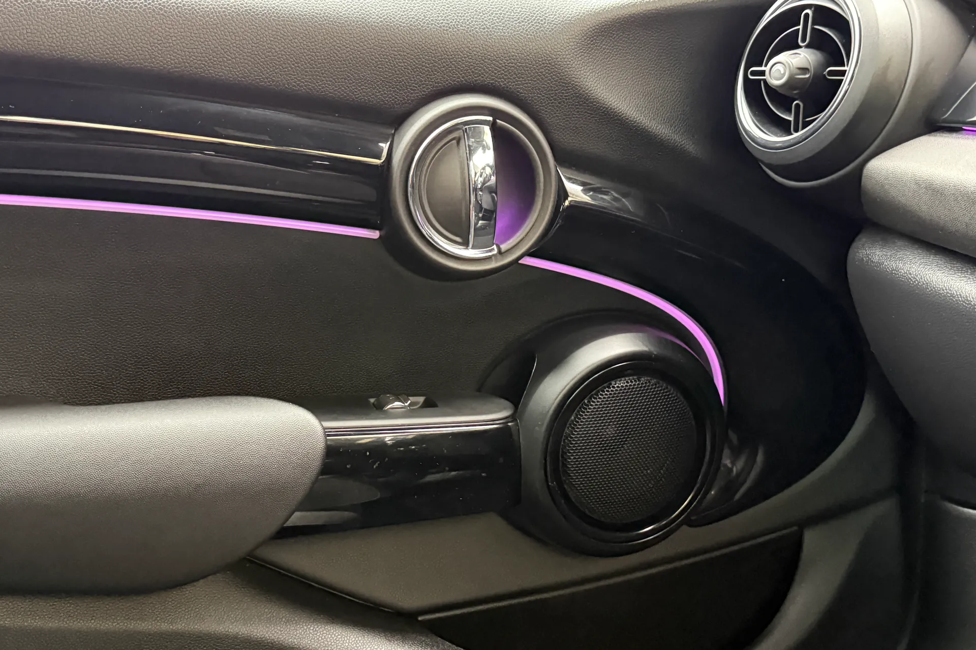 MINI HATCHBACK thumbnail image number 26