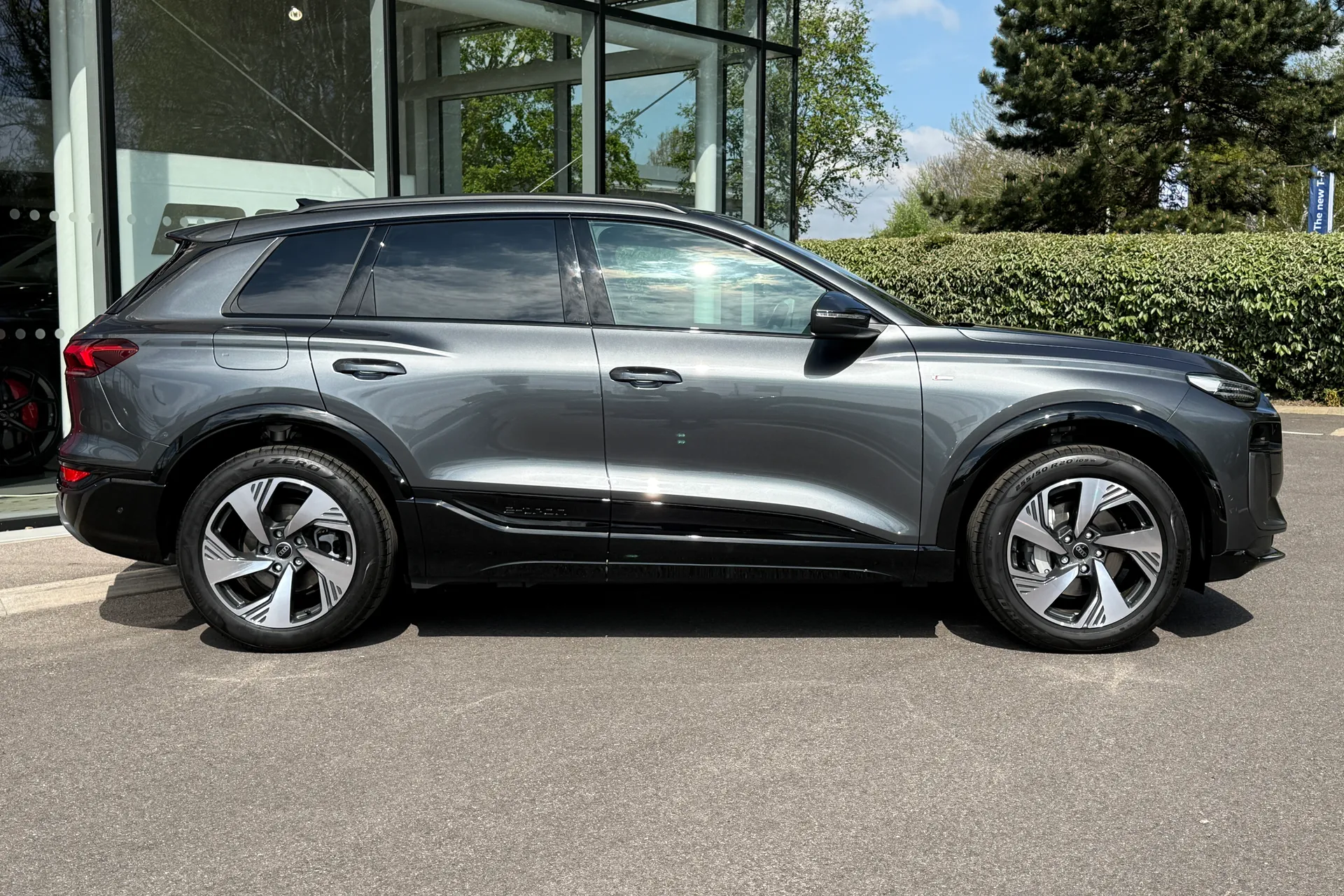 Audi Q6 e-tron thumbnail image number 2