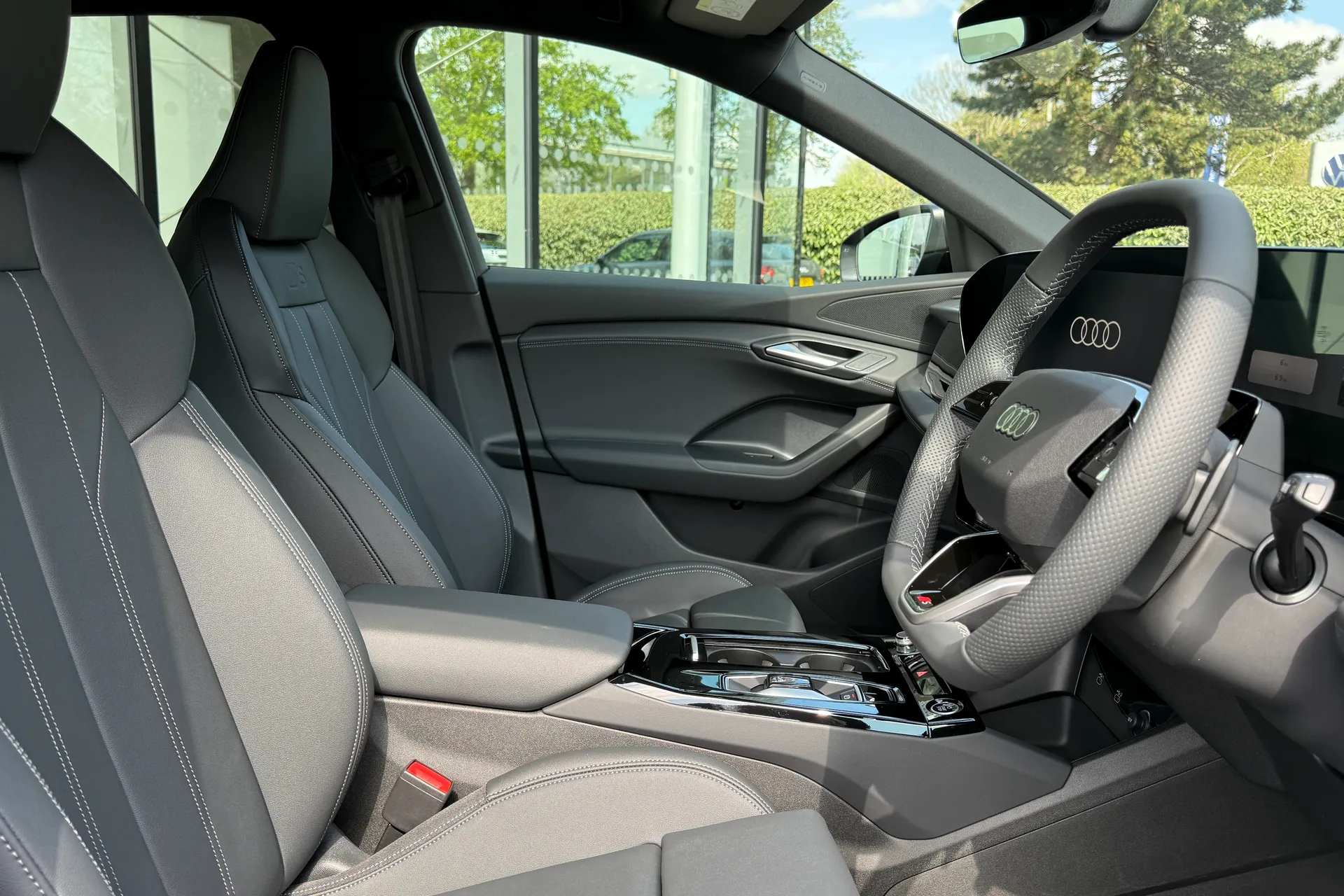 Audi Q6 e-tron thumbnail image number 24