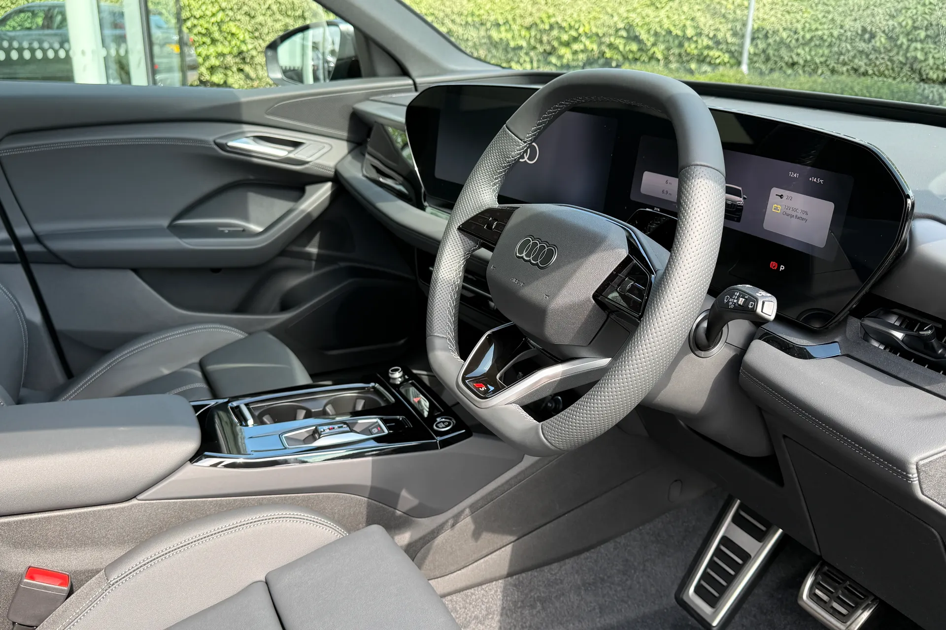 Audi Q6 e-tron thumbnail image number 16