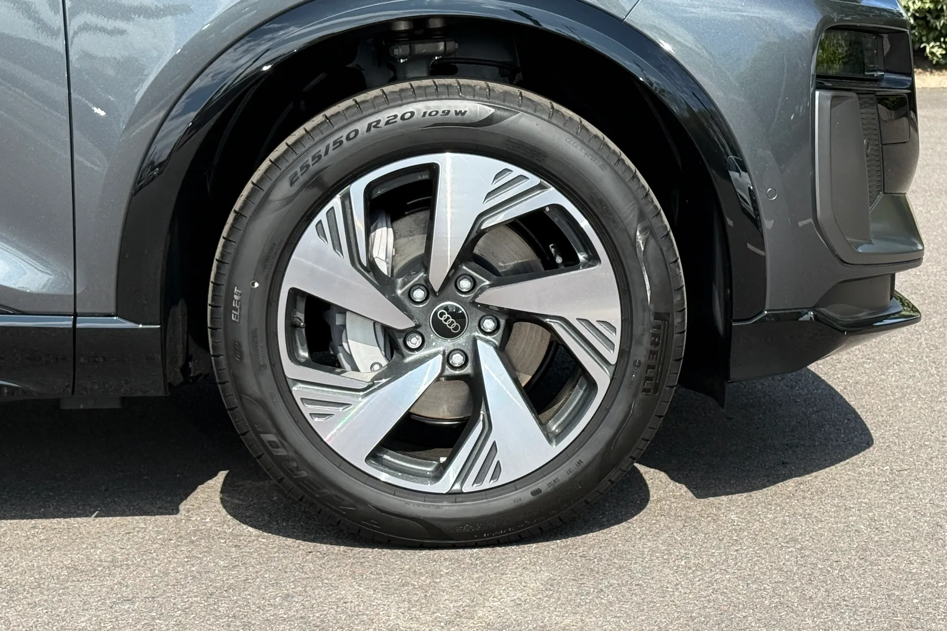 Audi Q6 e-tron thumbnail image number 21