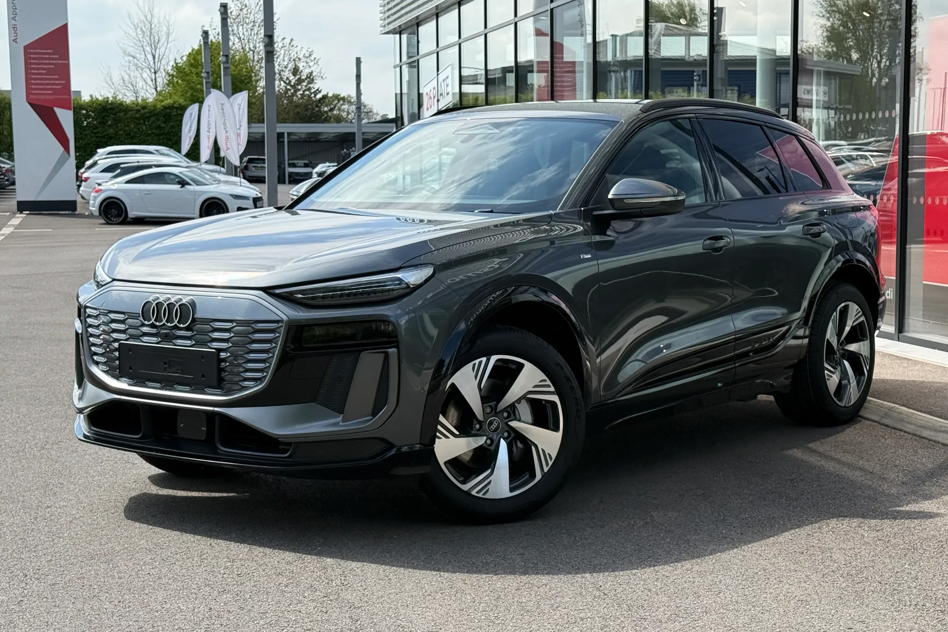 Audi Q6 e-tron thumbnail image number 5