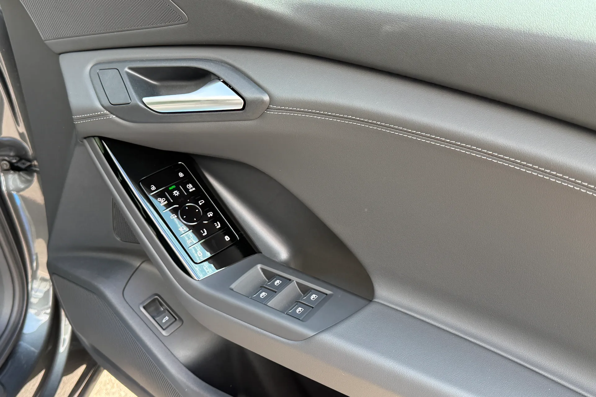 Audi Q6 e-tron thumbnail image number 18