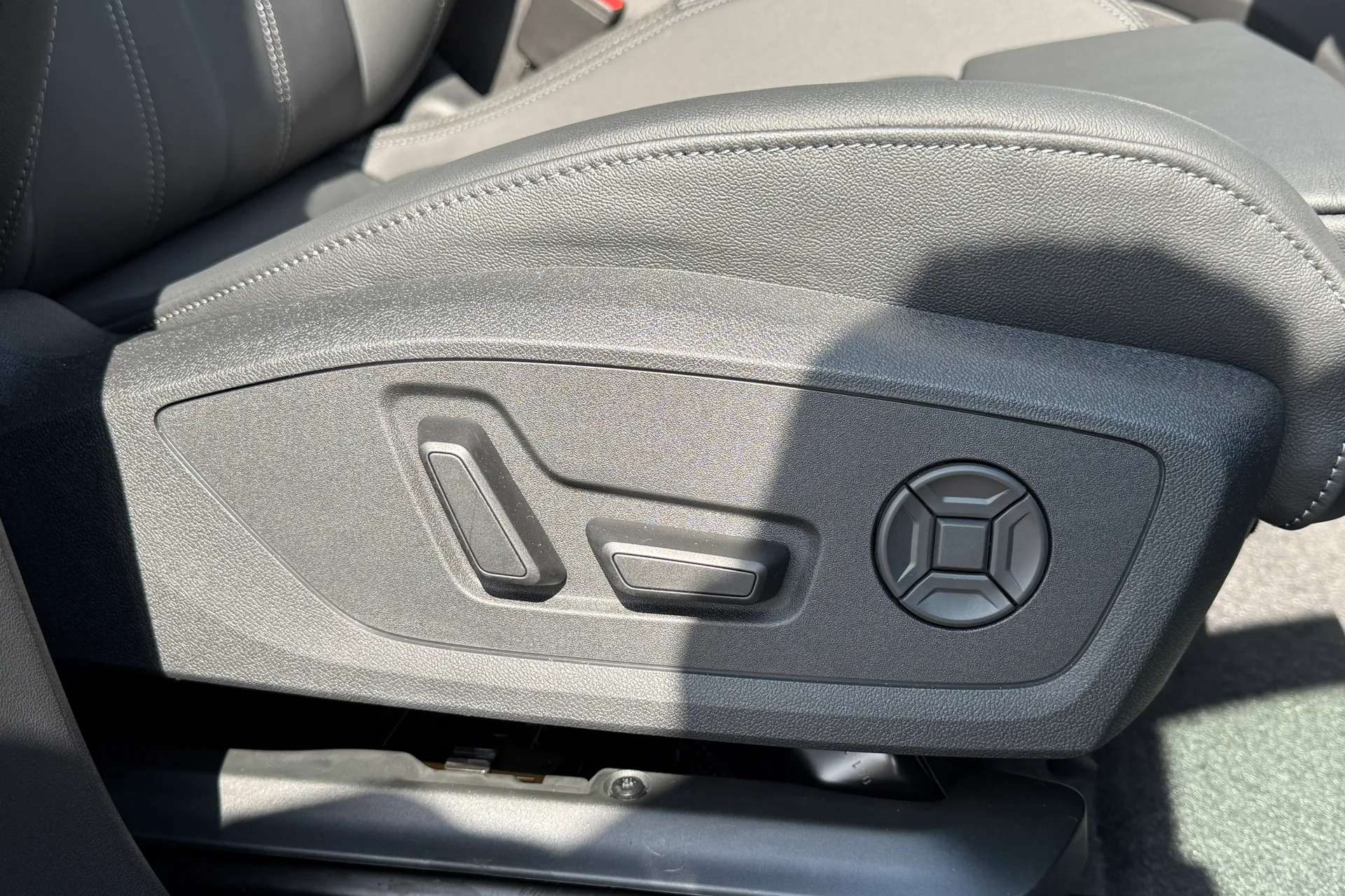 Audi Q6 e-tron thumbnail image number 19