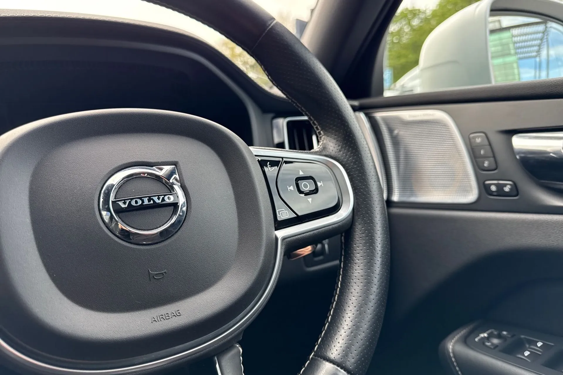 Volvo XC60 thumbnail image number 40