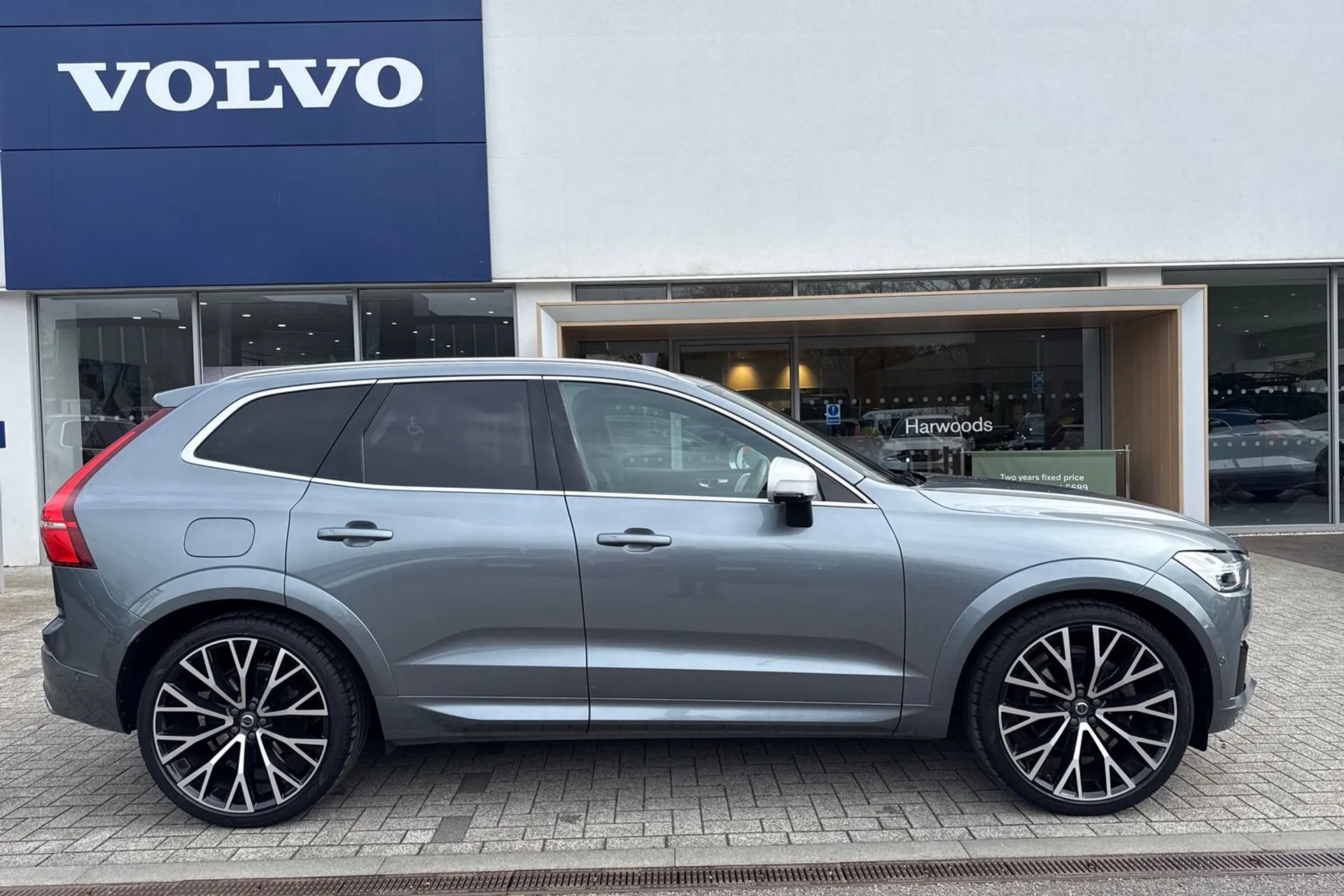 Volvo XC60 thumbnail image number 2