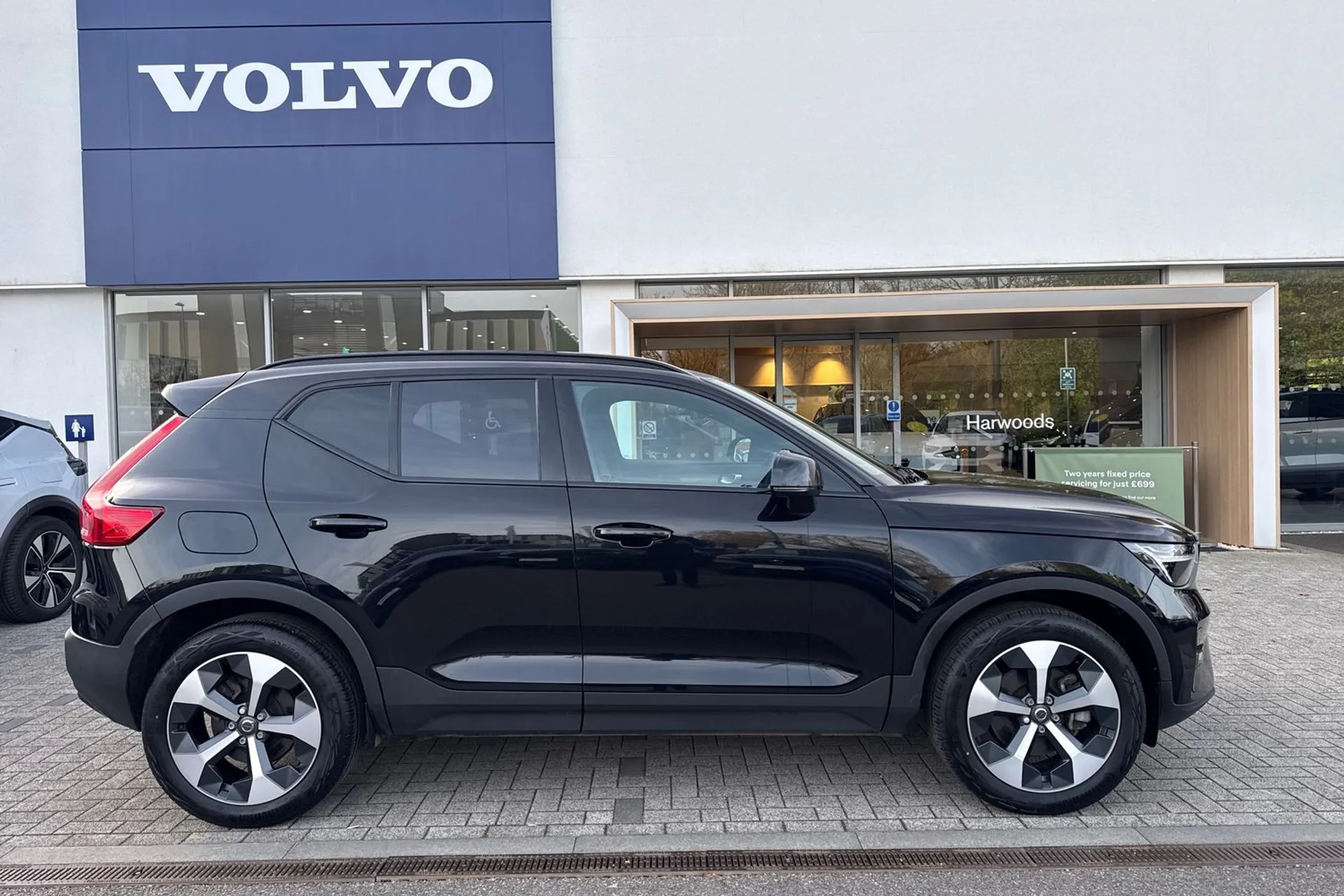 Volvo XC40 thumbnail image number 2
