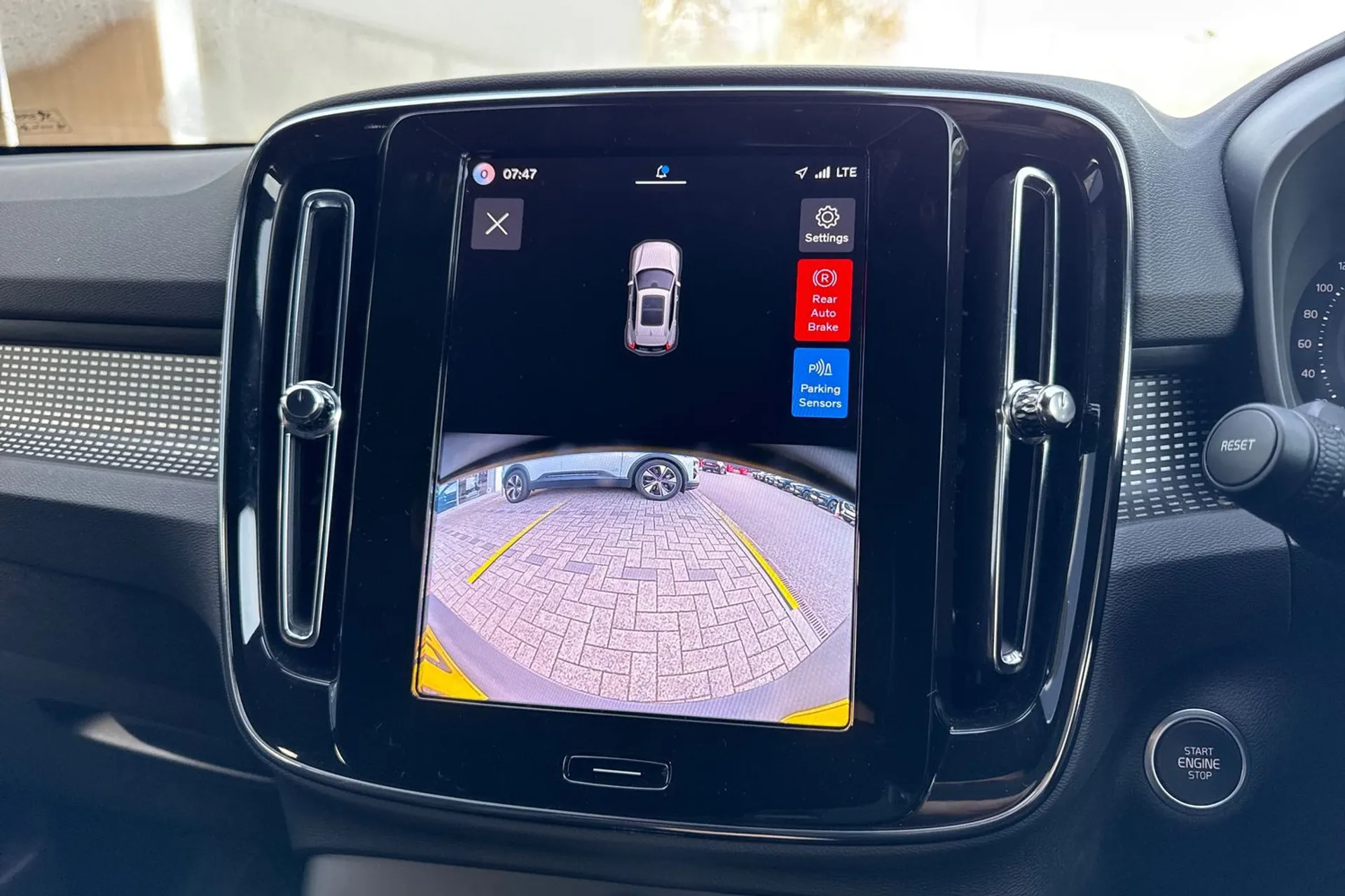 Volvo XC40 thumbnail image number 4