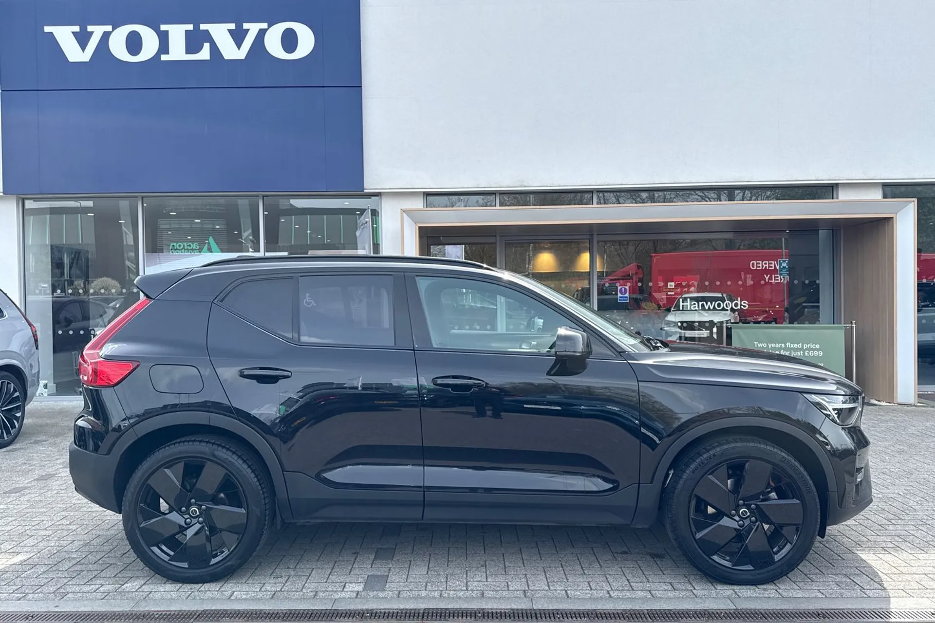 Volvo XC40 thumbnail image number 2