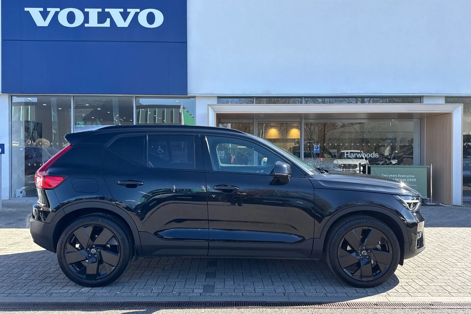 Volvo XC40 thumbnail image number 2