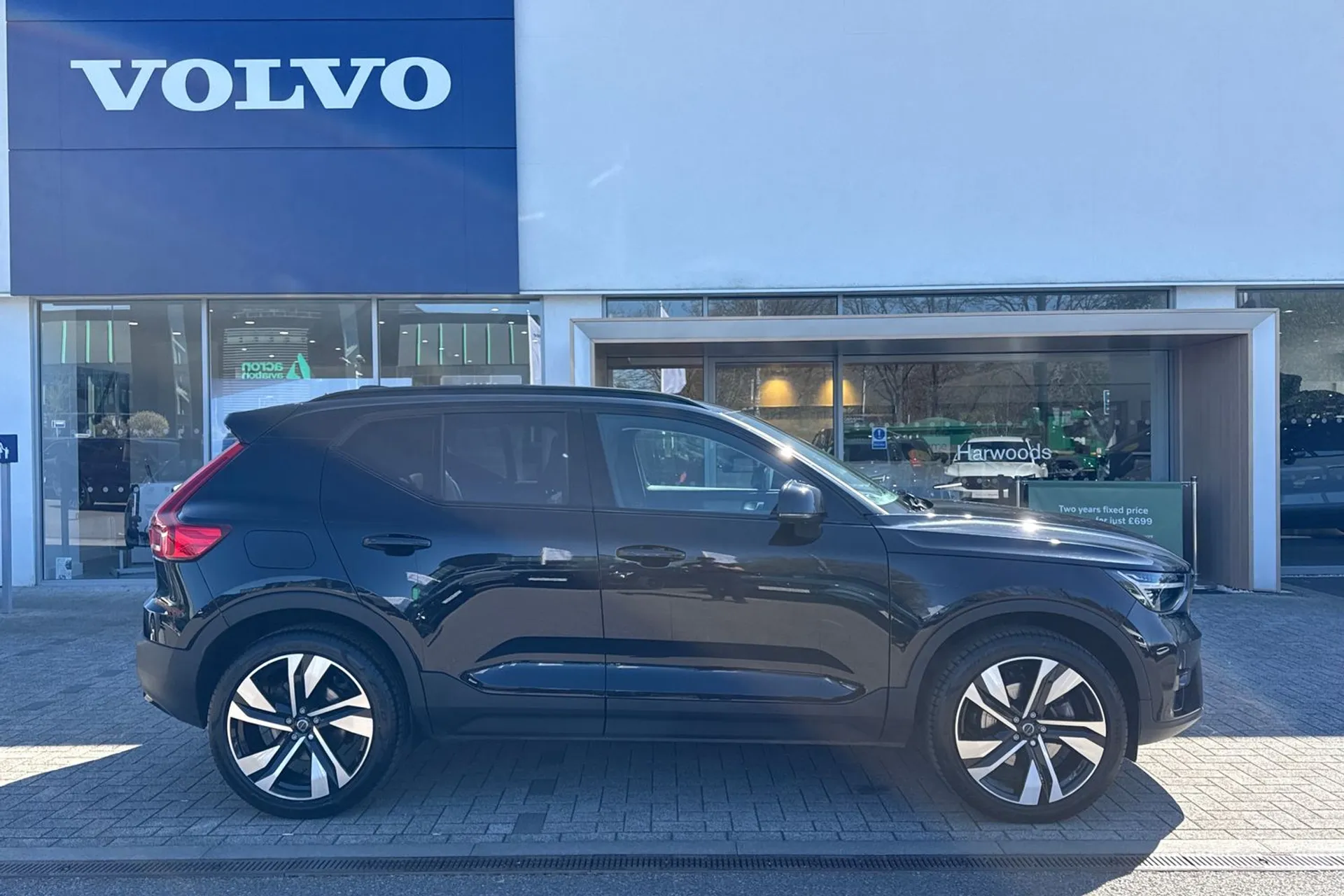 Volvo XC40 thumbnail image number 2