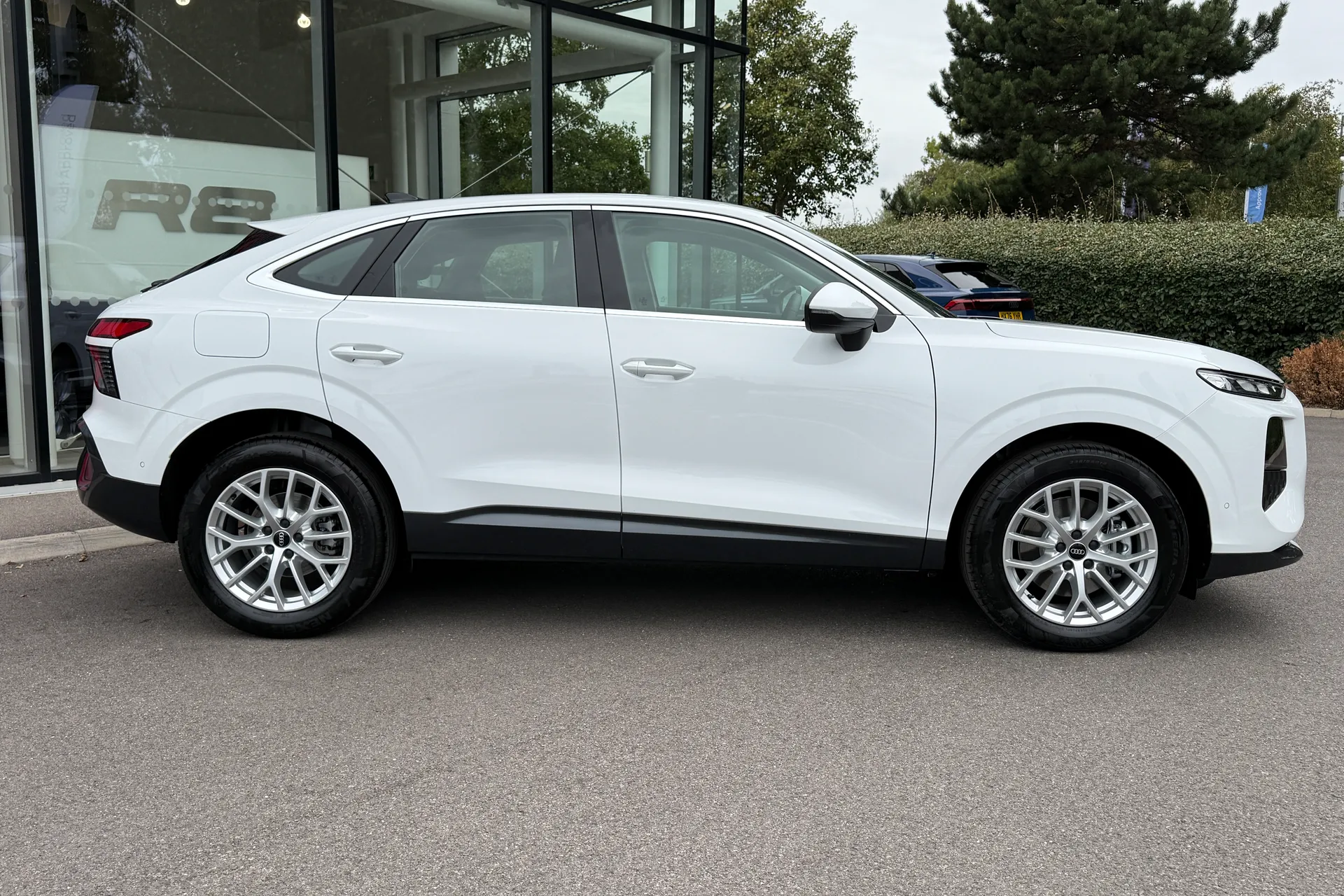 Audi Q3 thumbnail image number 2