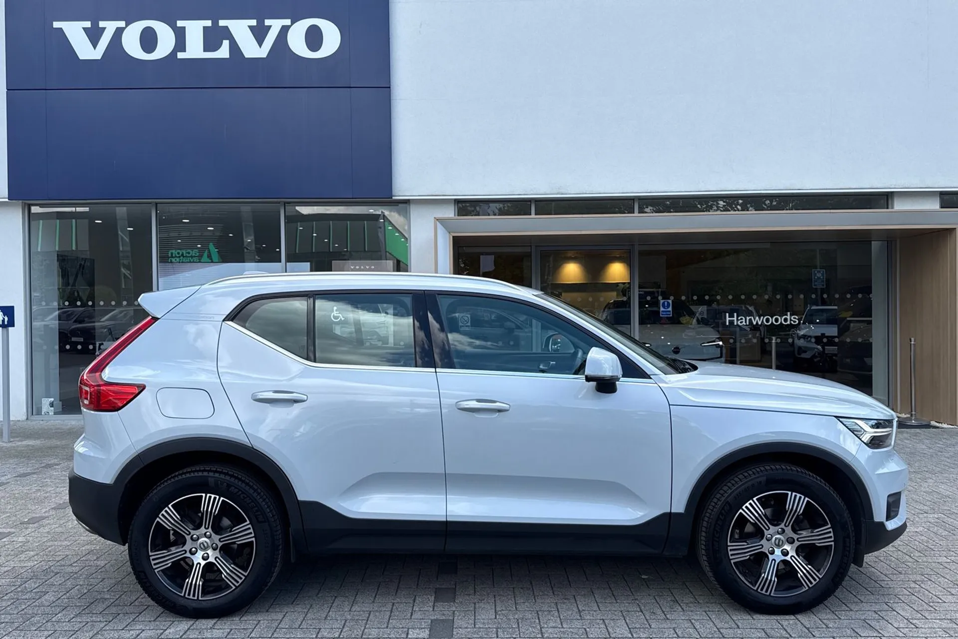 Volvo XC40 thumbnail image number 2