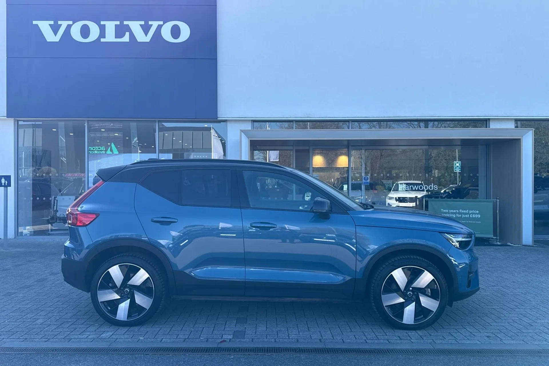 Volvo XC40 thumbnail image number 2