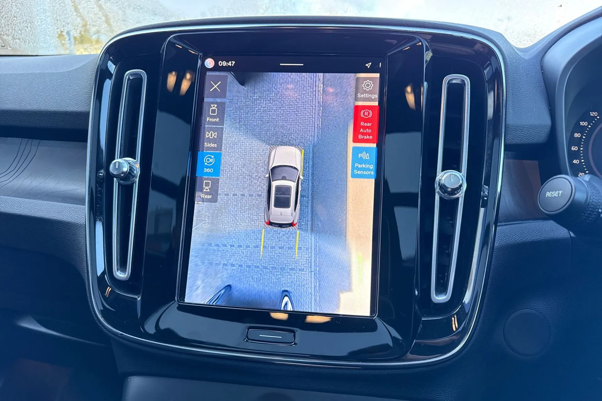 Volvo XC40 thumbnail image number 4