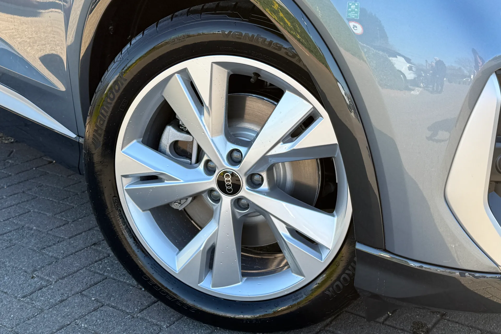 Audi Q4 thumbnail image number 7