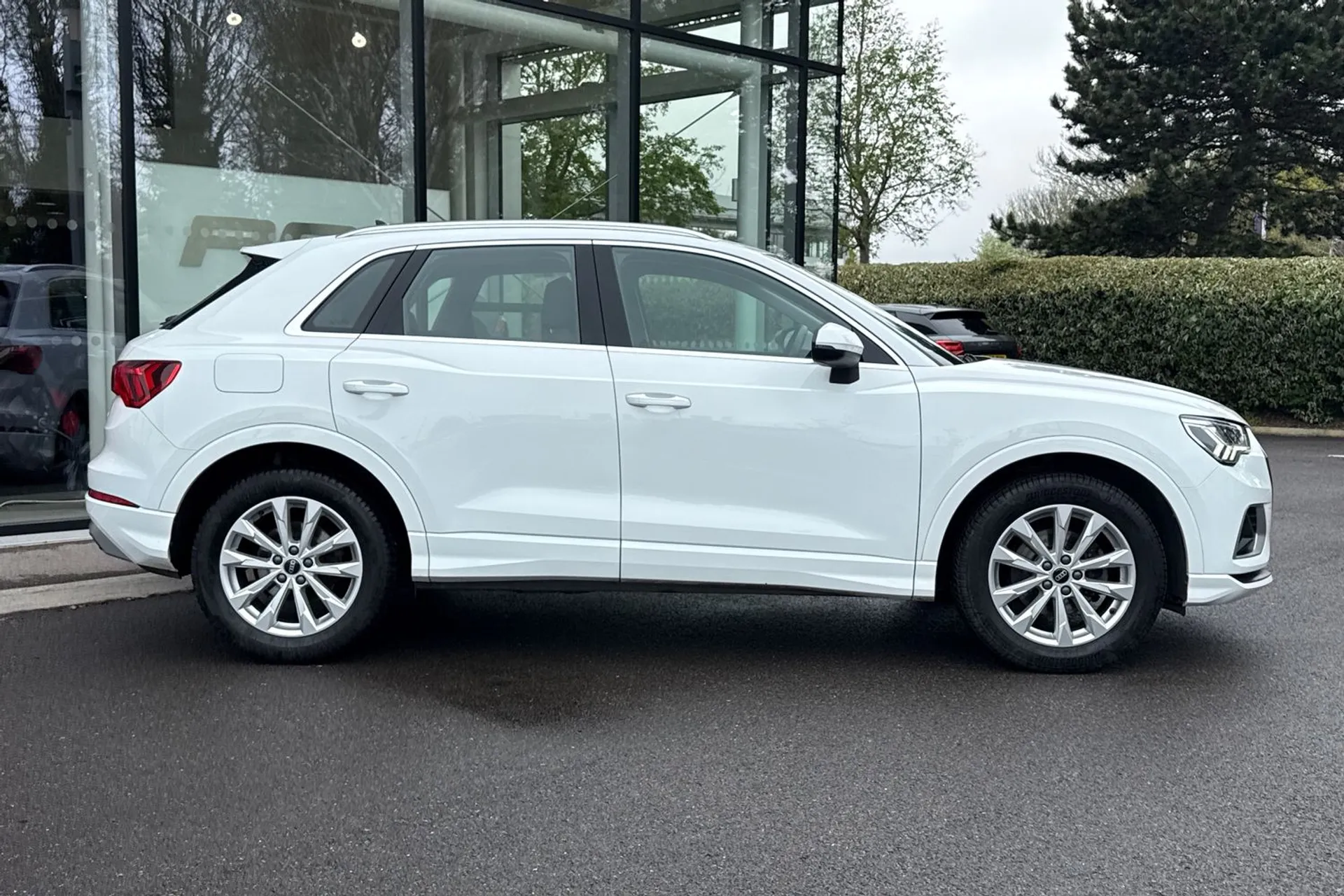 Audi Q3 thumbnail image number 2