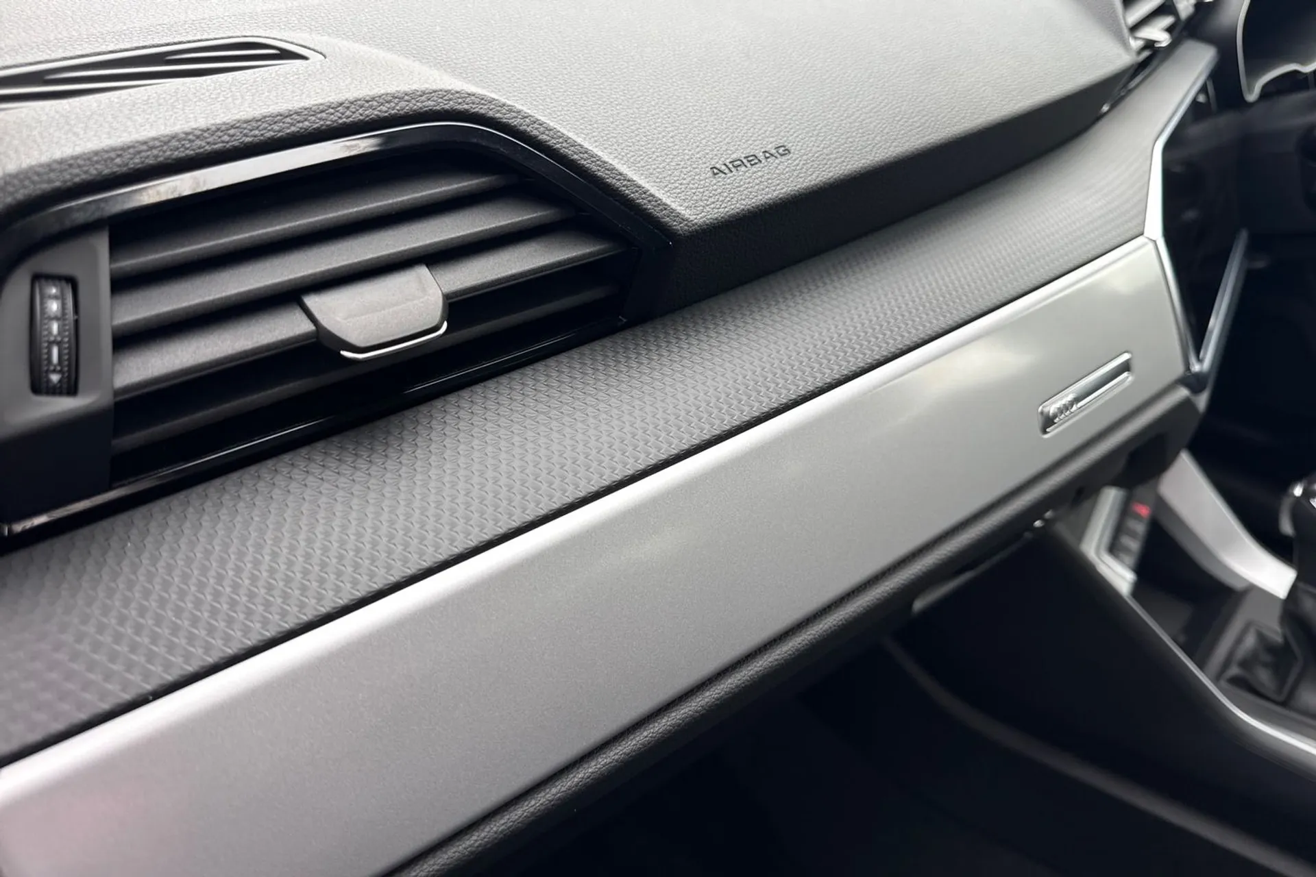 Audi Q3 thumbnail image number 36
