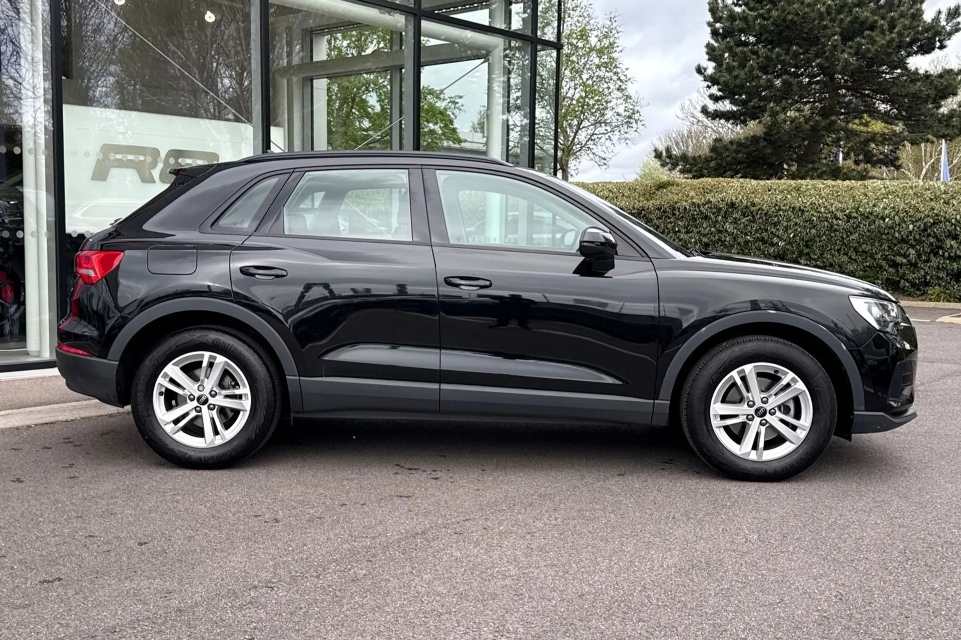 Audi Q3 thumbnail image number 2