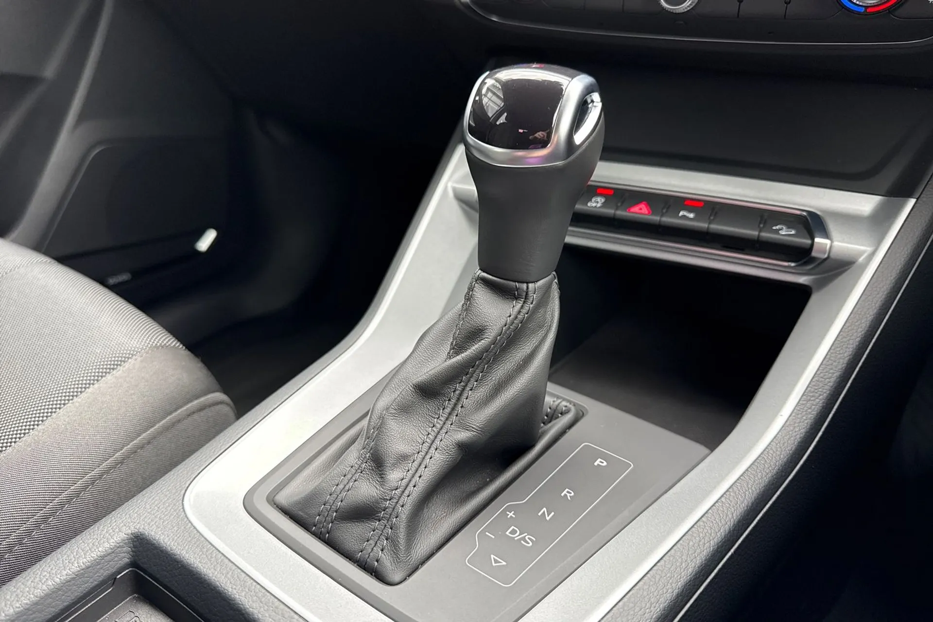 Audi Q3 thumbnail image number 12