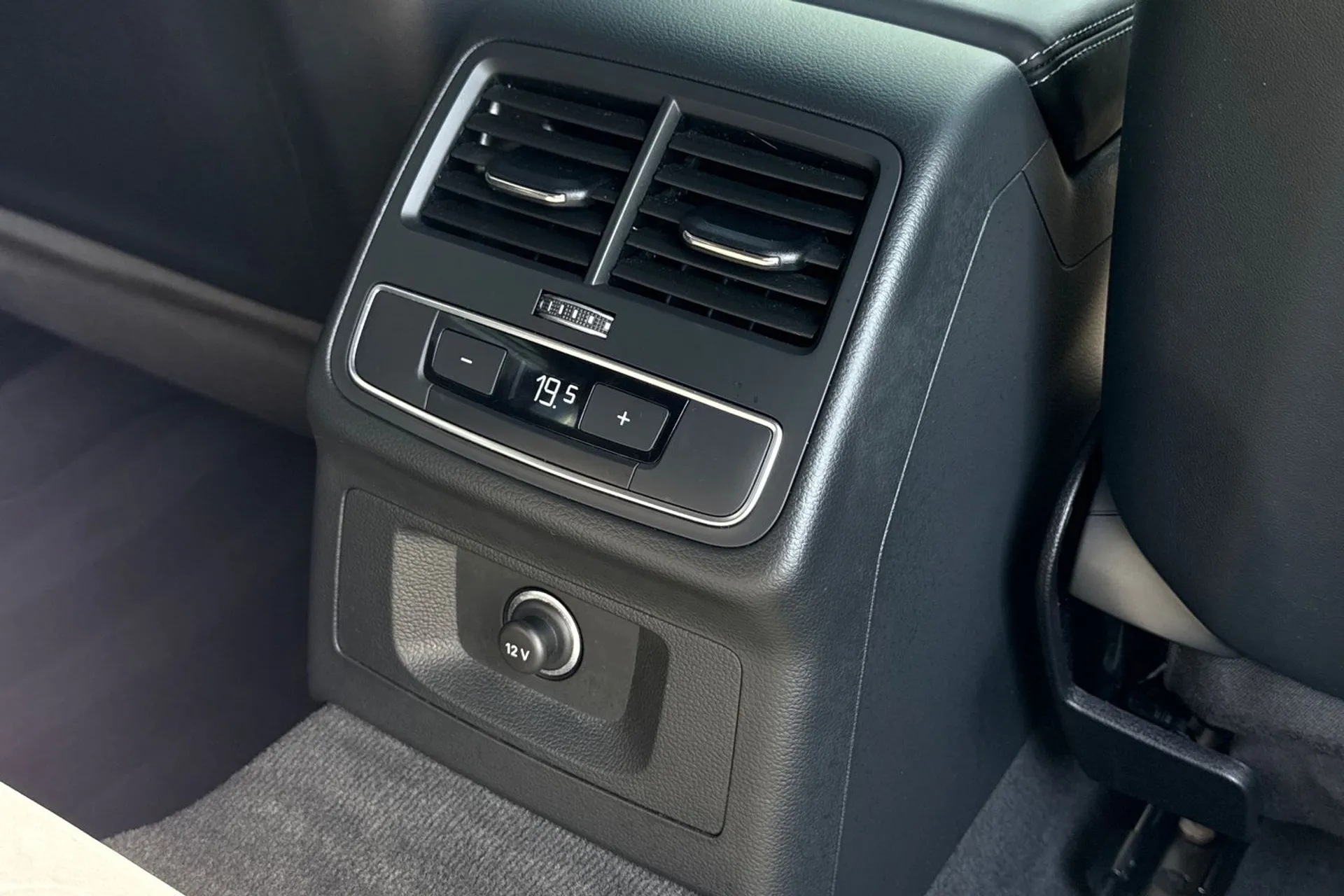 Audi RS4 thumbnail image number 51