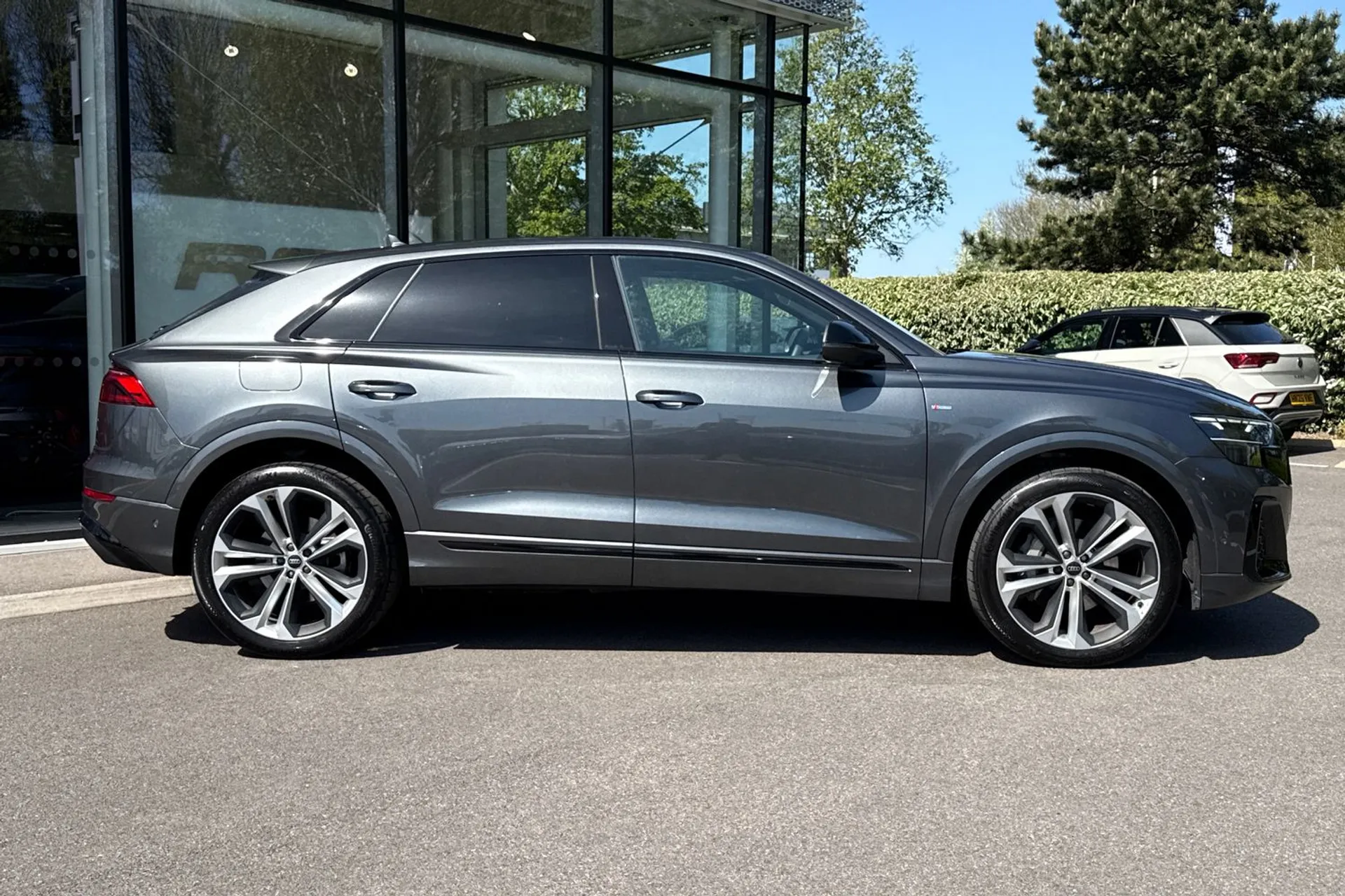 Audi Q8 thumbnail image number 2