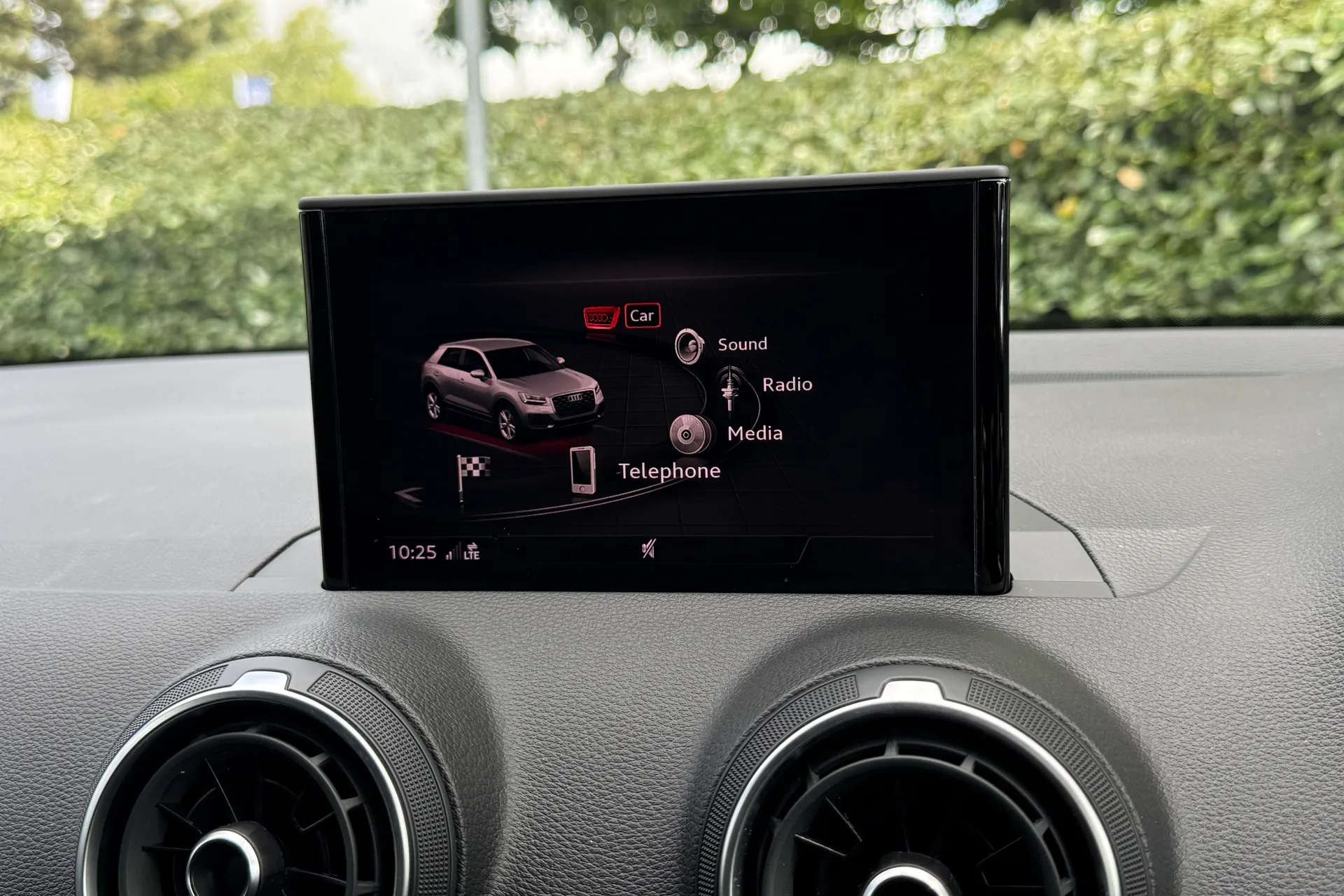 Audi Q2 thumbnail image number 15